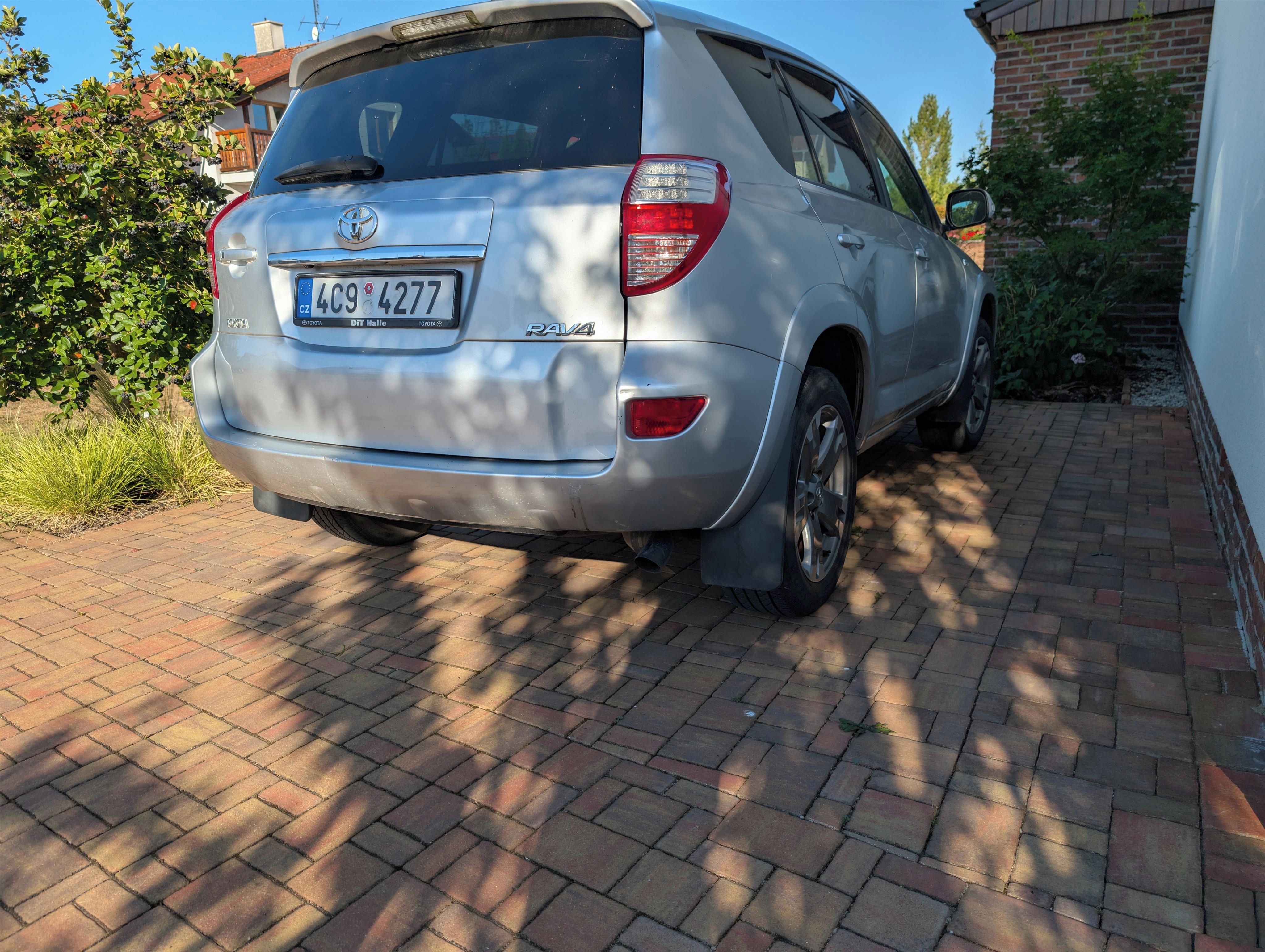 Toyota Rav4, 2,2 l TDI, servisováno - fotka 6