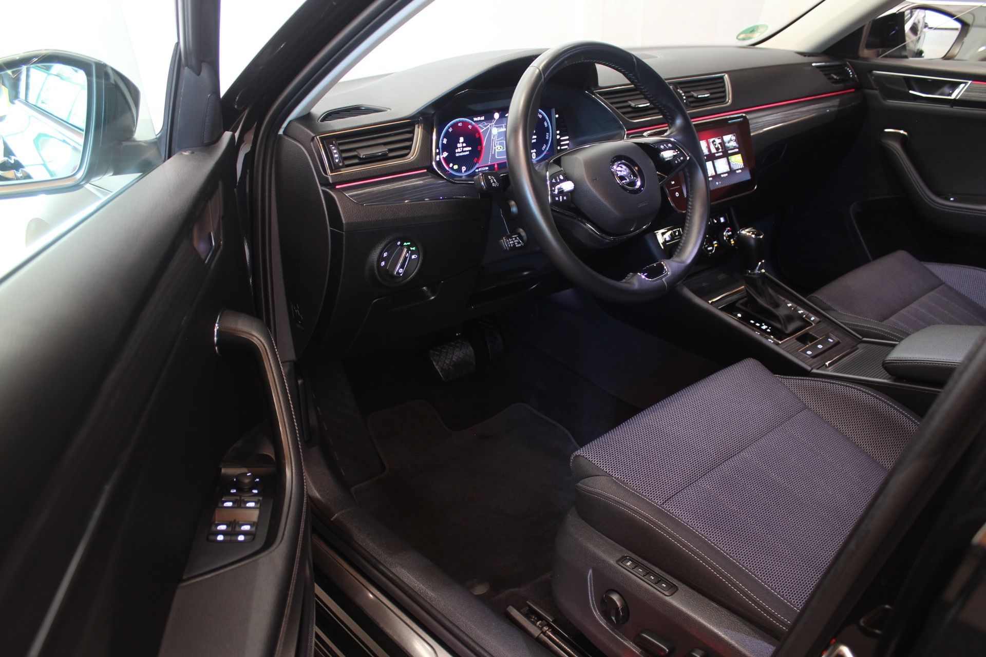 Škoda Superb, 2.0TDI DSG Style+ Display  LED - fotka 2