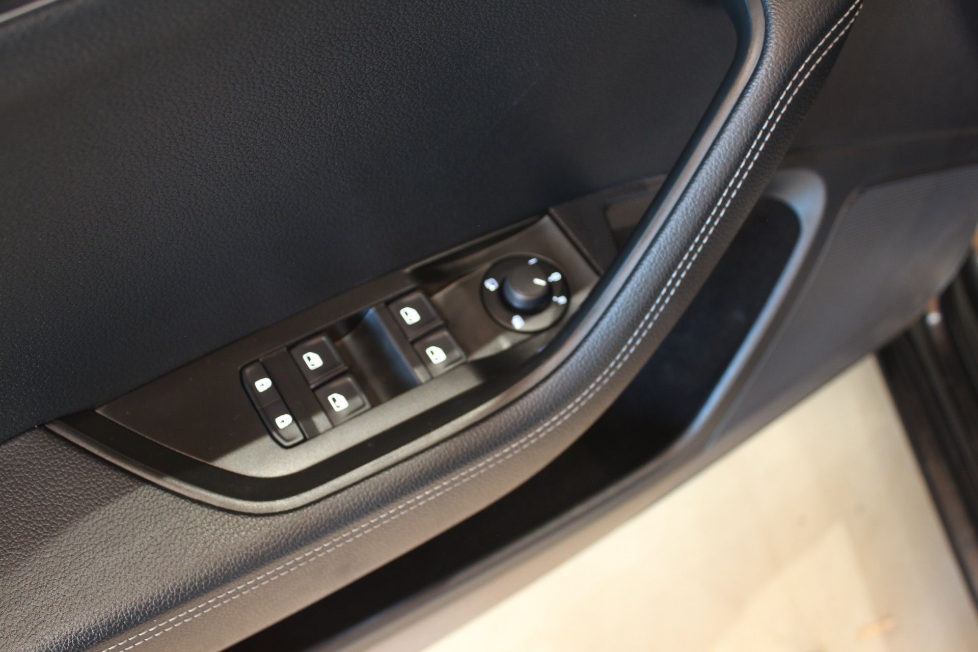 Škoda Superb, 2.0TDI DSG Style+ Display  LED - fotka 4