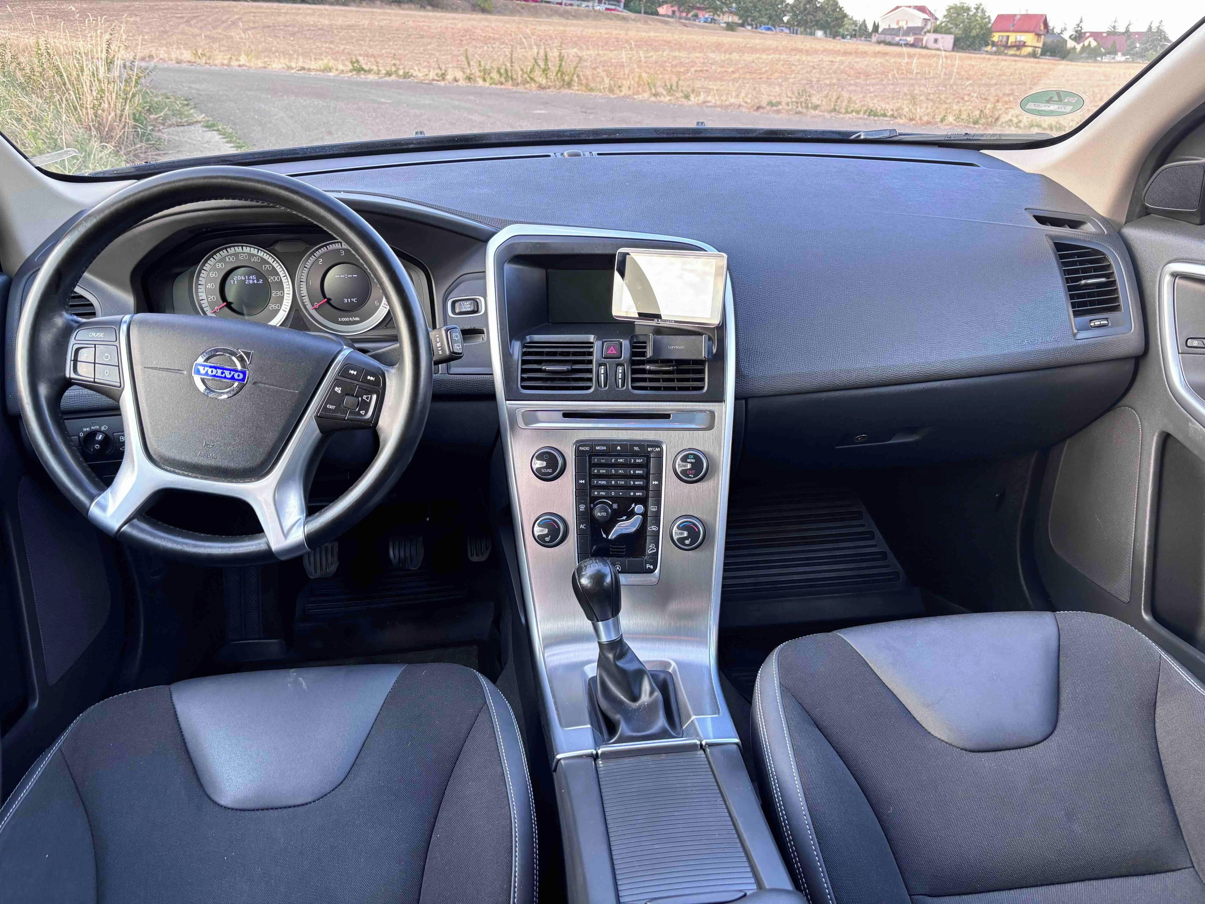 Volvo XC60, Volvo XC60 D4 AWD Momentum - fotka 6