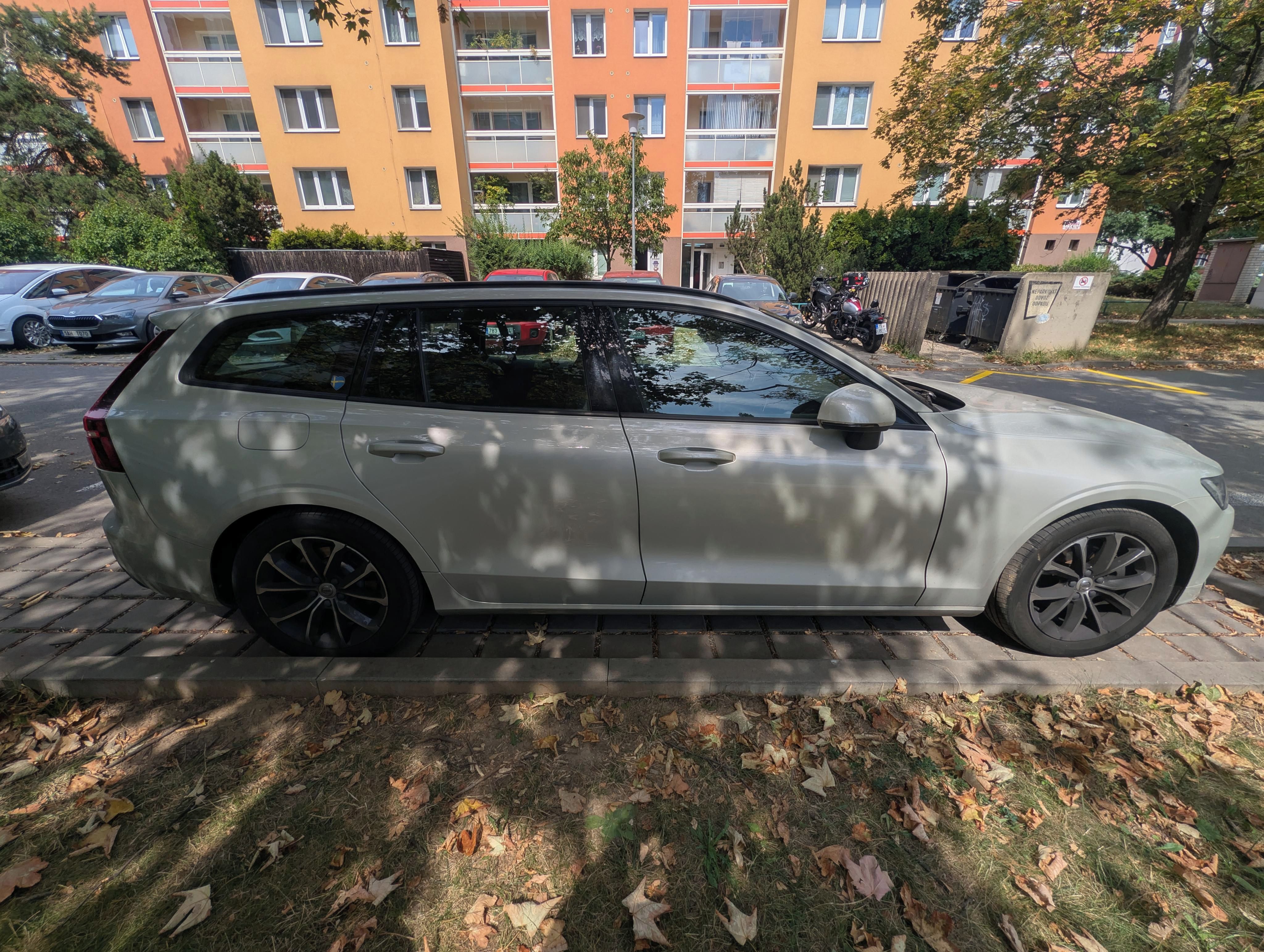 Volvo V60, D4 140kW - servisováno - fotka 2