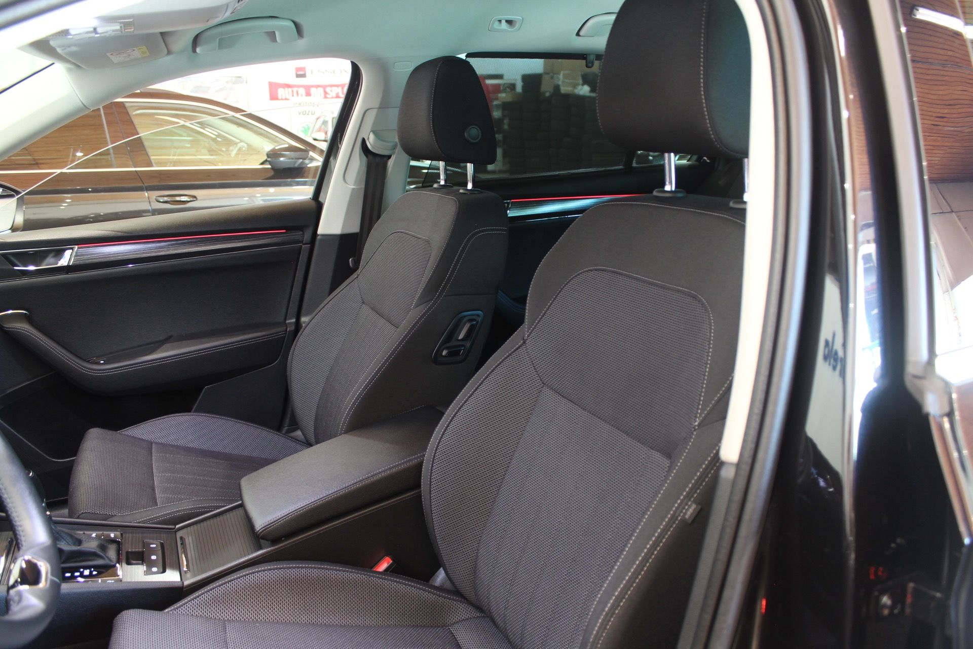 Škoda Superb, 2.0TDI DSG Style+ Display  LED - fotka 6