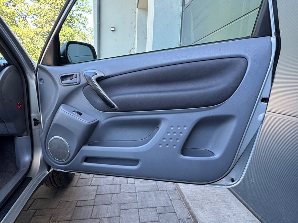 Toyota RAV4 2.0 D-4D 116 ch 4x4 • 3 portes • Boîte manuelle • Clim