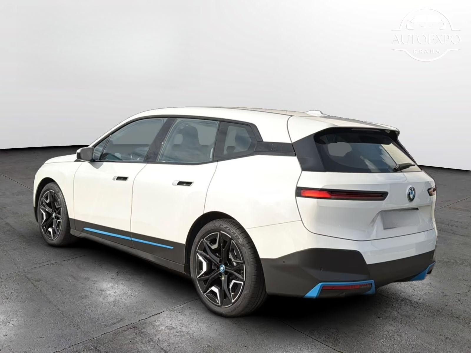 BMW iX, 50 xDrive Kamera* - fotka 3