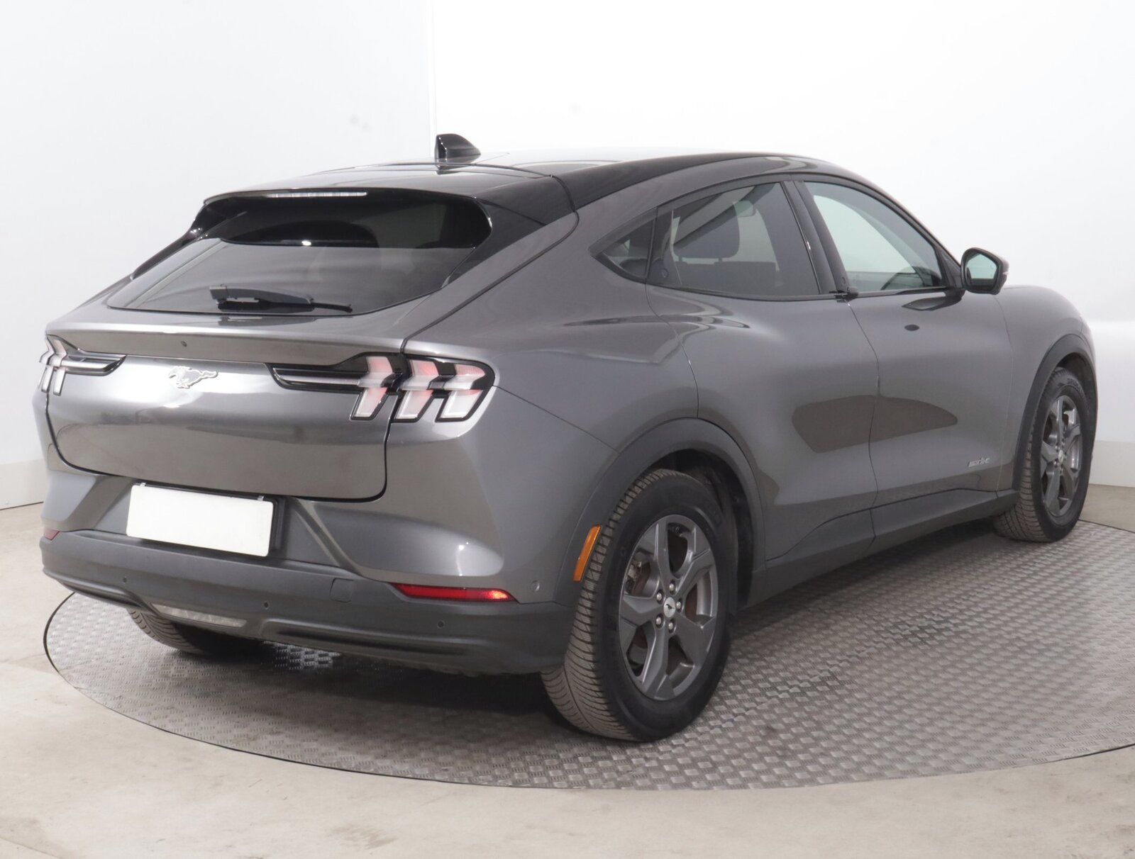 Ford Mustang Mach-E, Standard Range AWD, Automat - fotka 5