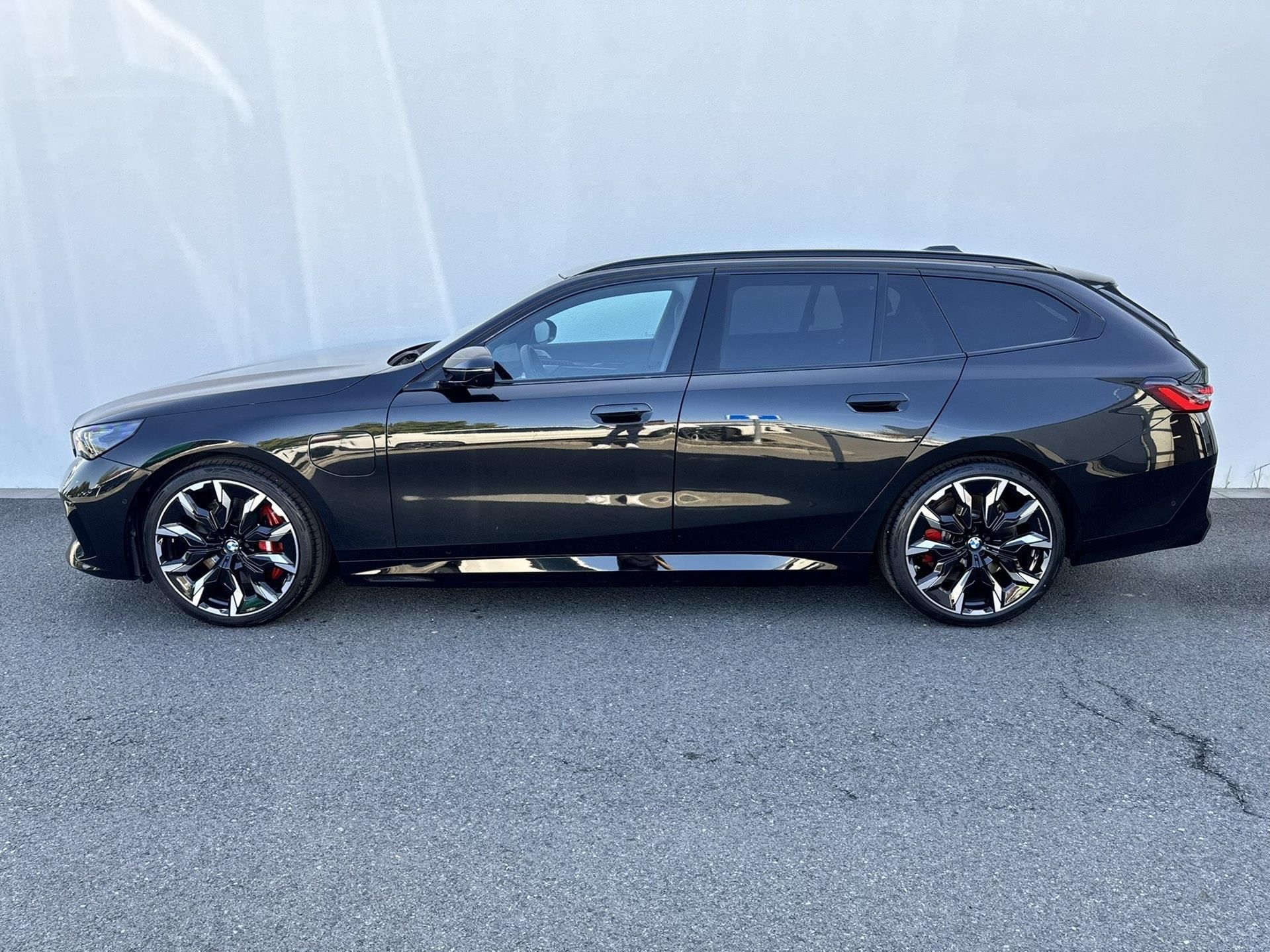 BMW Řada 5, 550e xDrive Touring M PRO - fotka 3