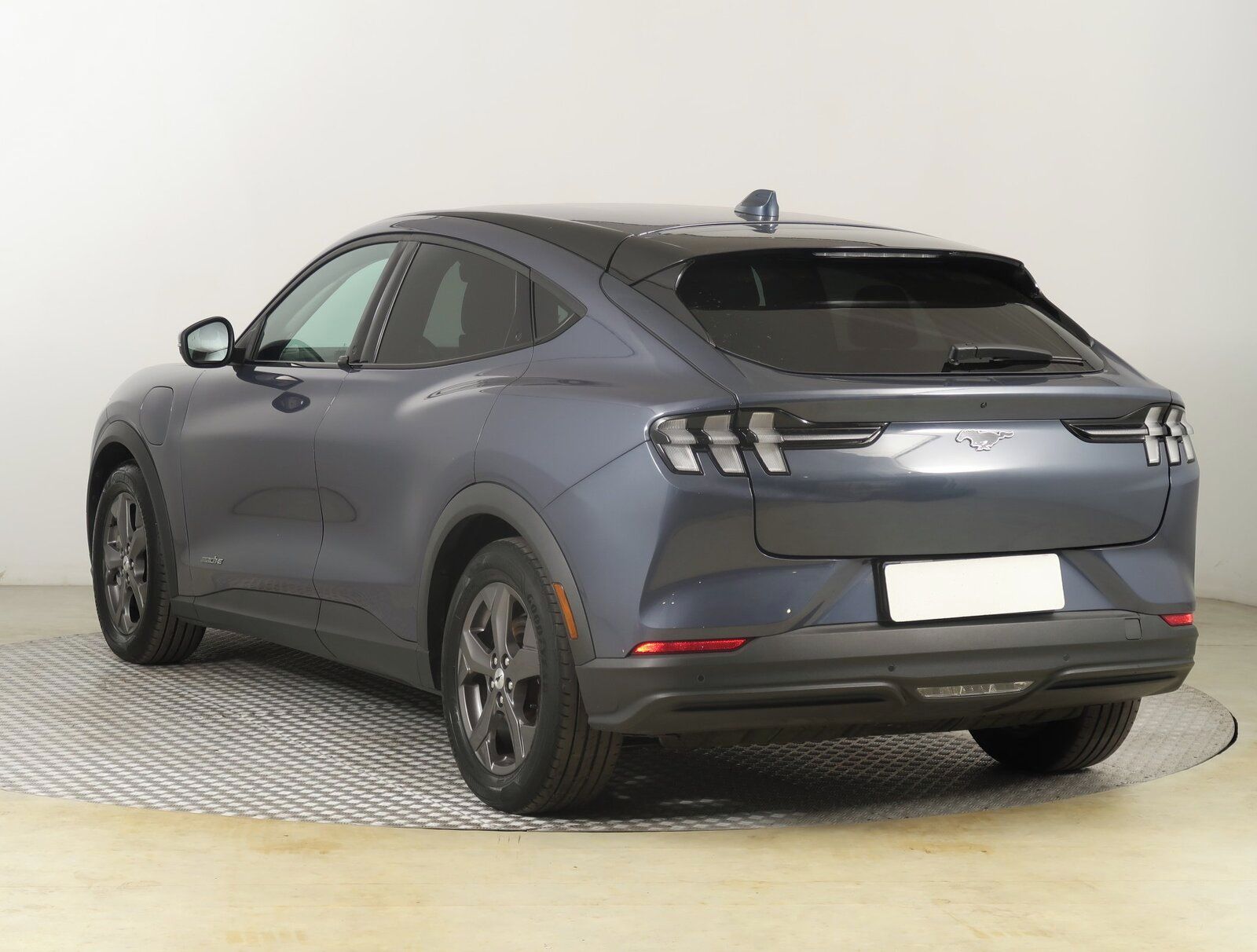 Ford Mustang Mach-E, Standard Range RWD, SoH 94% - fotka 4