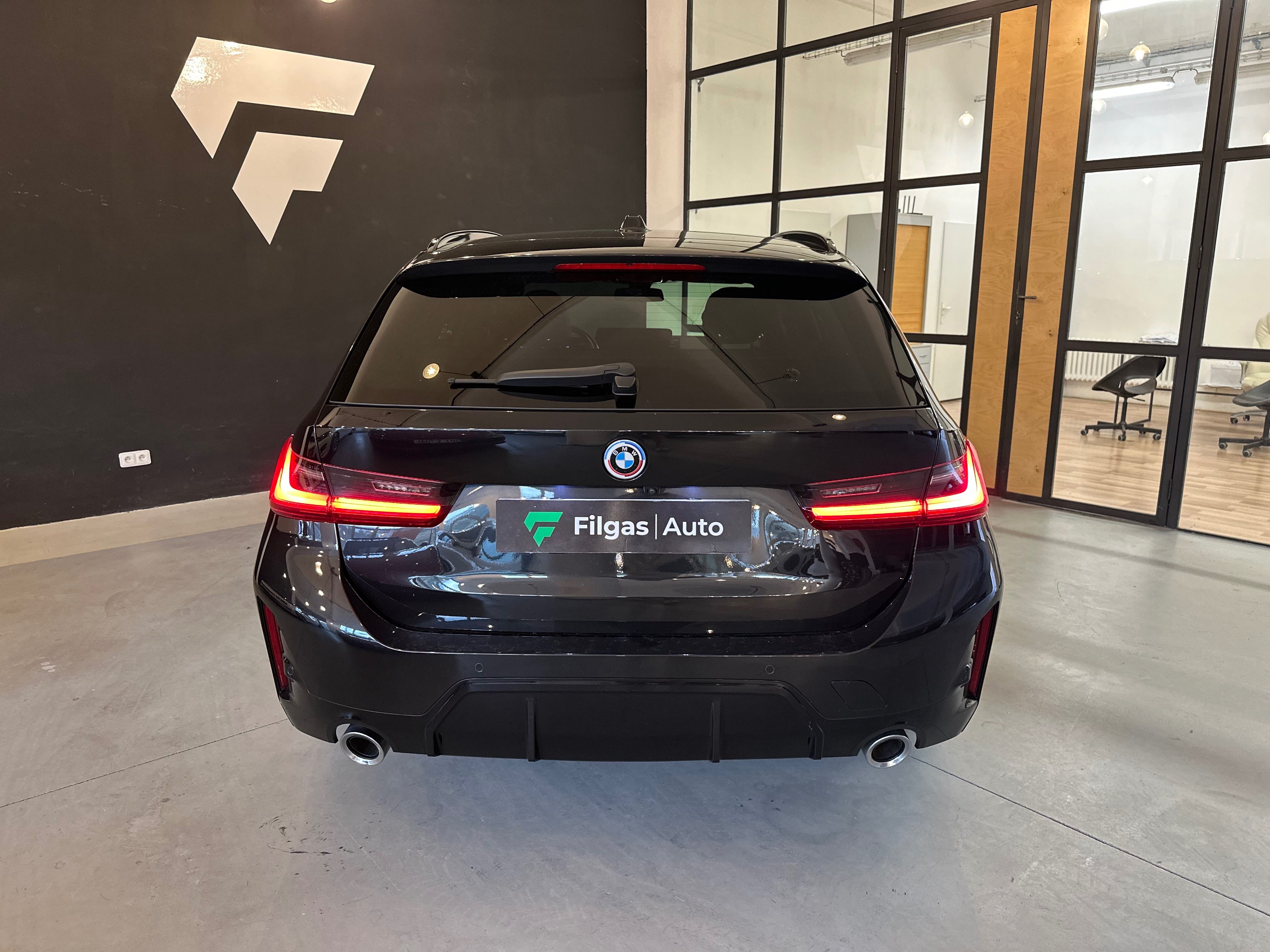 BMW Řada 3, 320d xdrive m sport all black - fotka 6