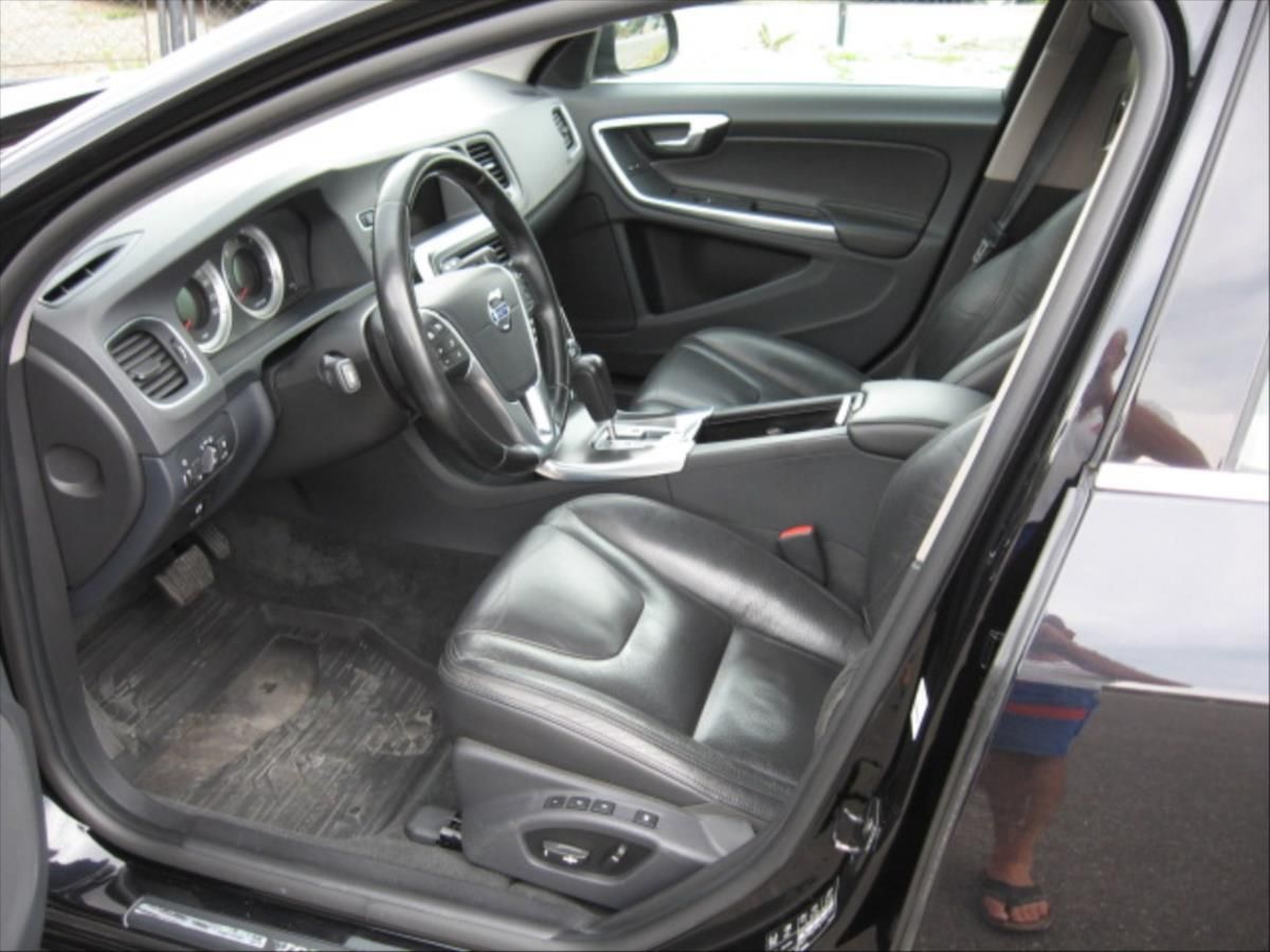 Volvo V60, 2,4 AWD D5 SUMMUM - fotka 6