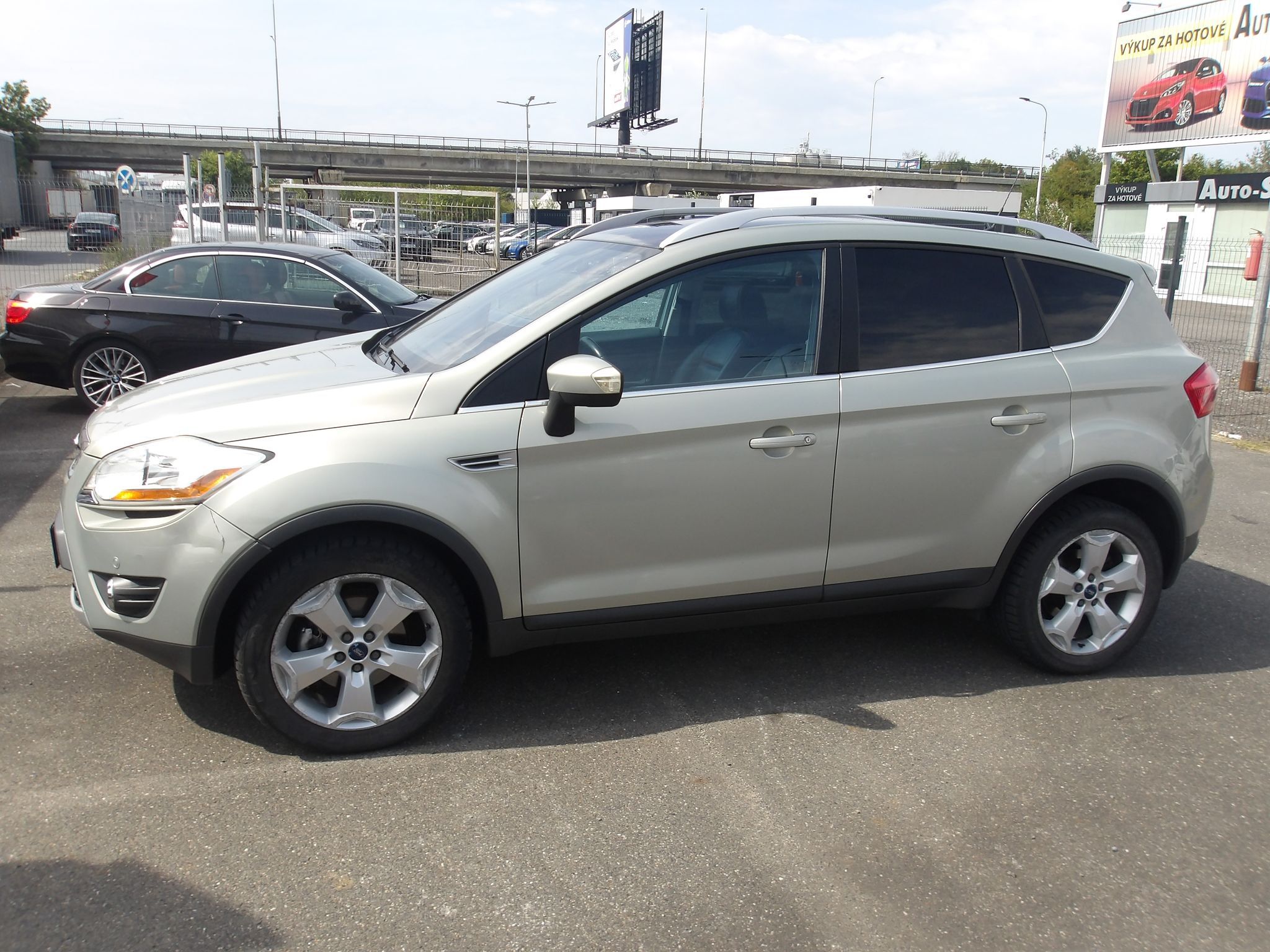 Ford Kuga, 2,0TDCi 100 kW ! TITANIUM ! - fotka 2