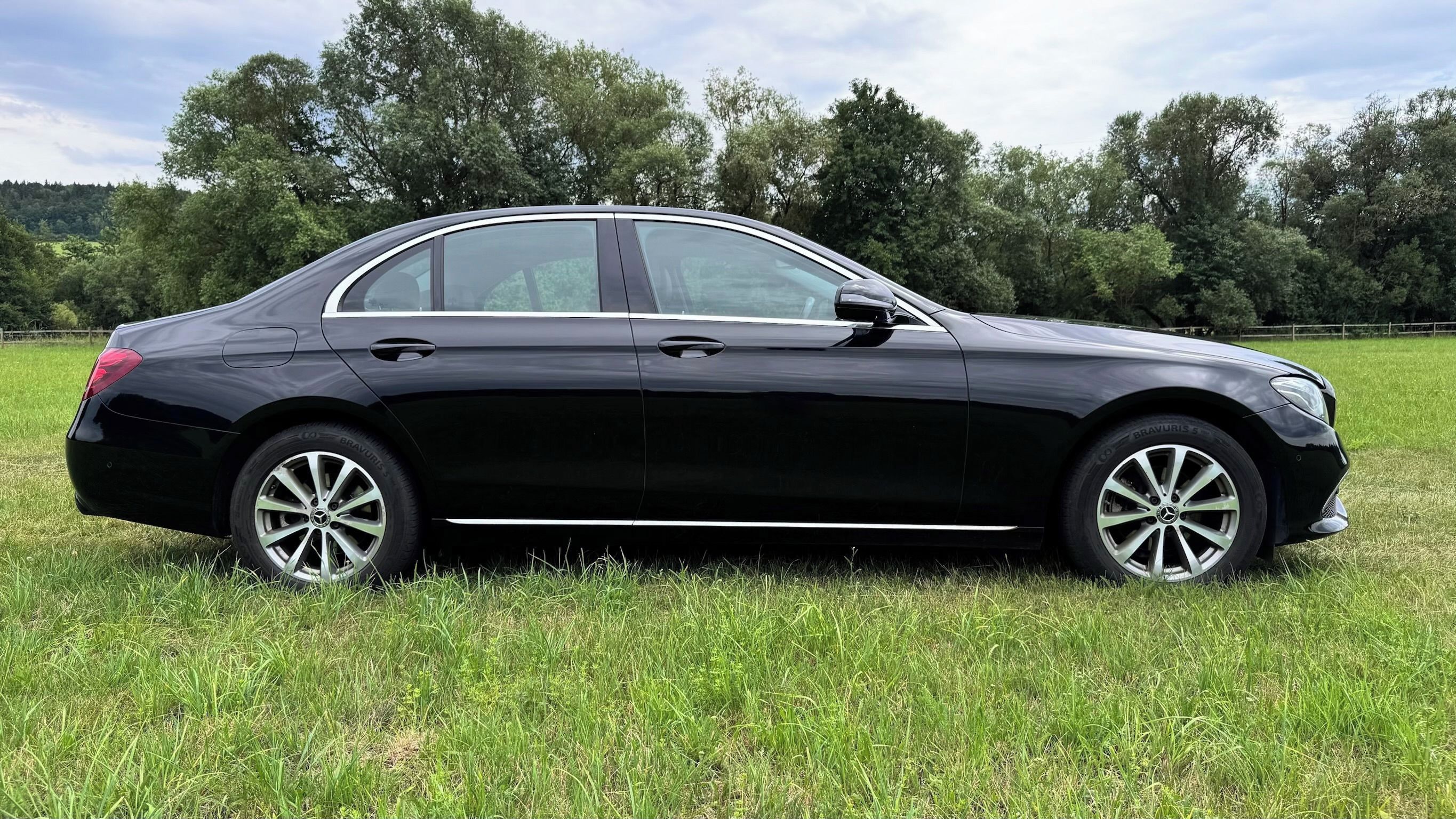 Mercedes-Benz Třídy E, E220d, MALÝ NÁJEZD, HEZKÝ STAV - fotka 4