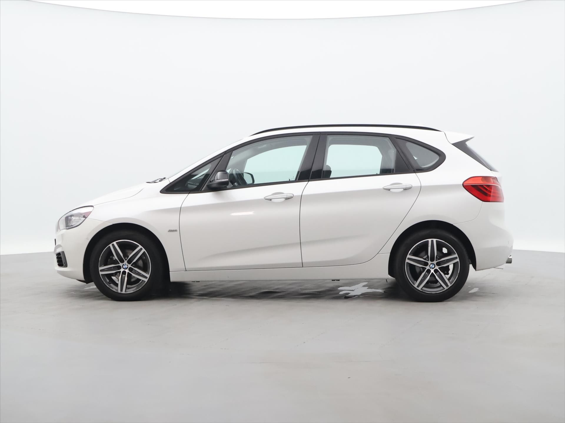 BMW Řada 2, 2,0 218da 110kW Sport line CZ - fotka 4