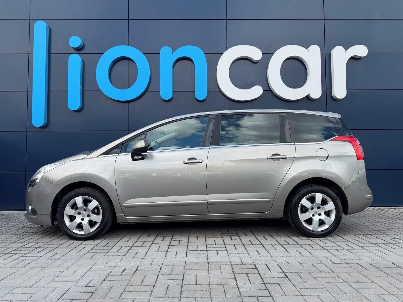 Peugeot 5008, ALLURE 1.6 HDI 115k, ČR, 1.maj - fotka 4