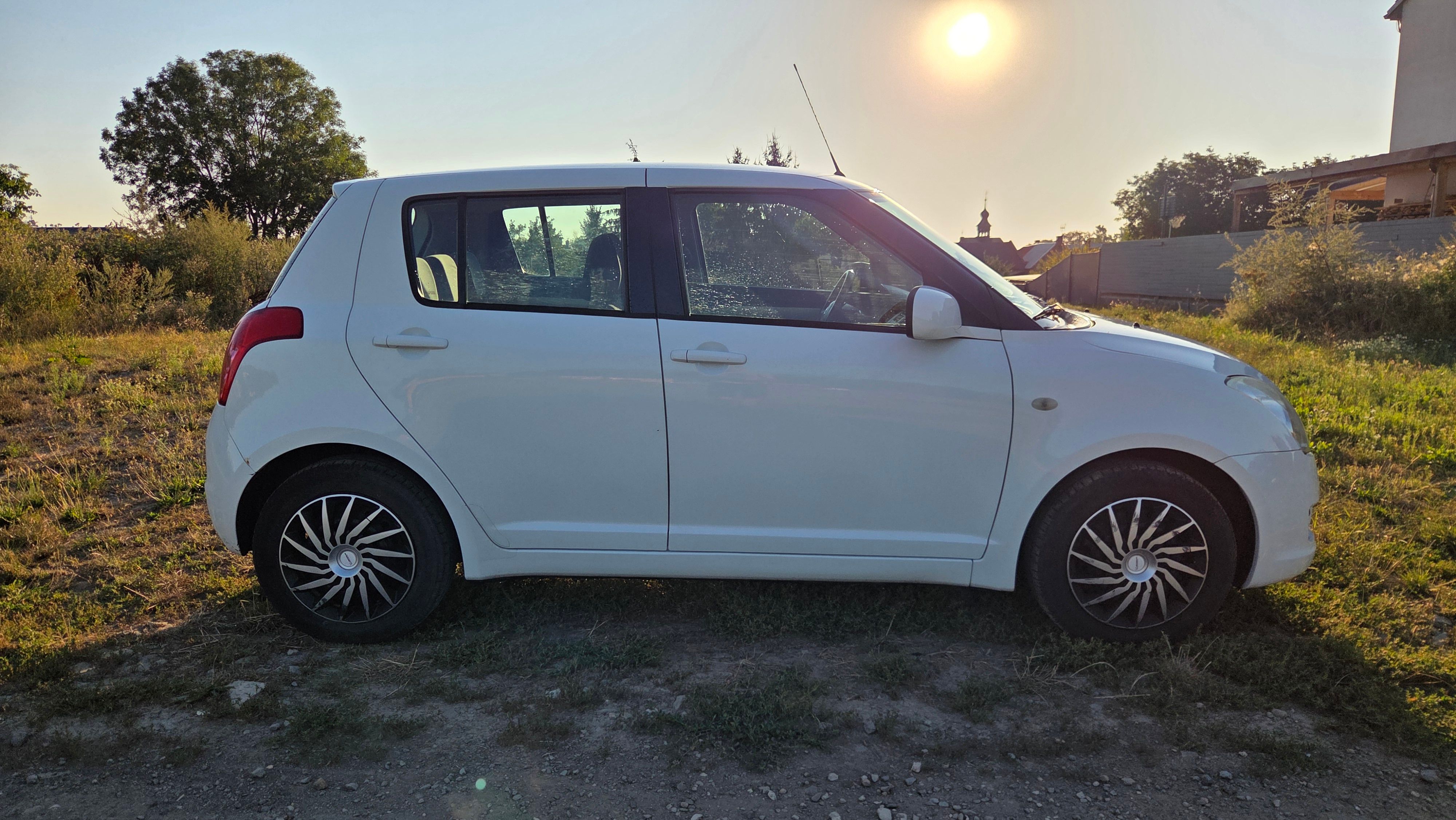 Suzuki Swift, Suzuki Swift 1.3i 68kW KLIMA - fotka 4