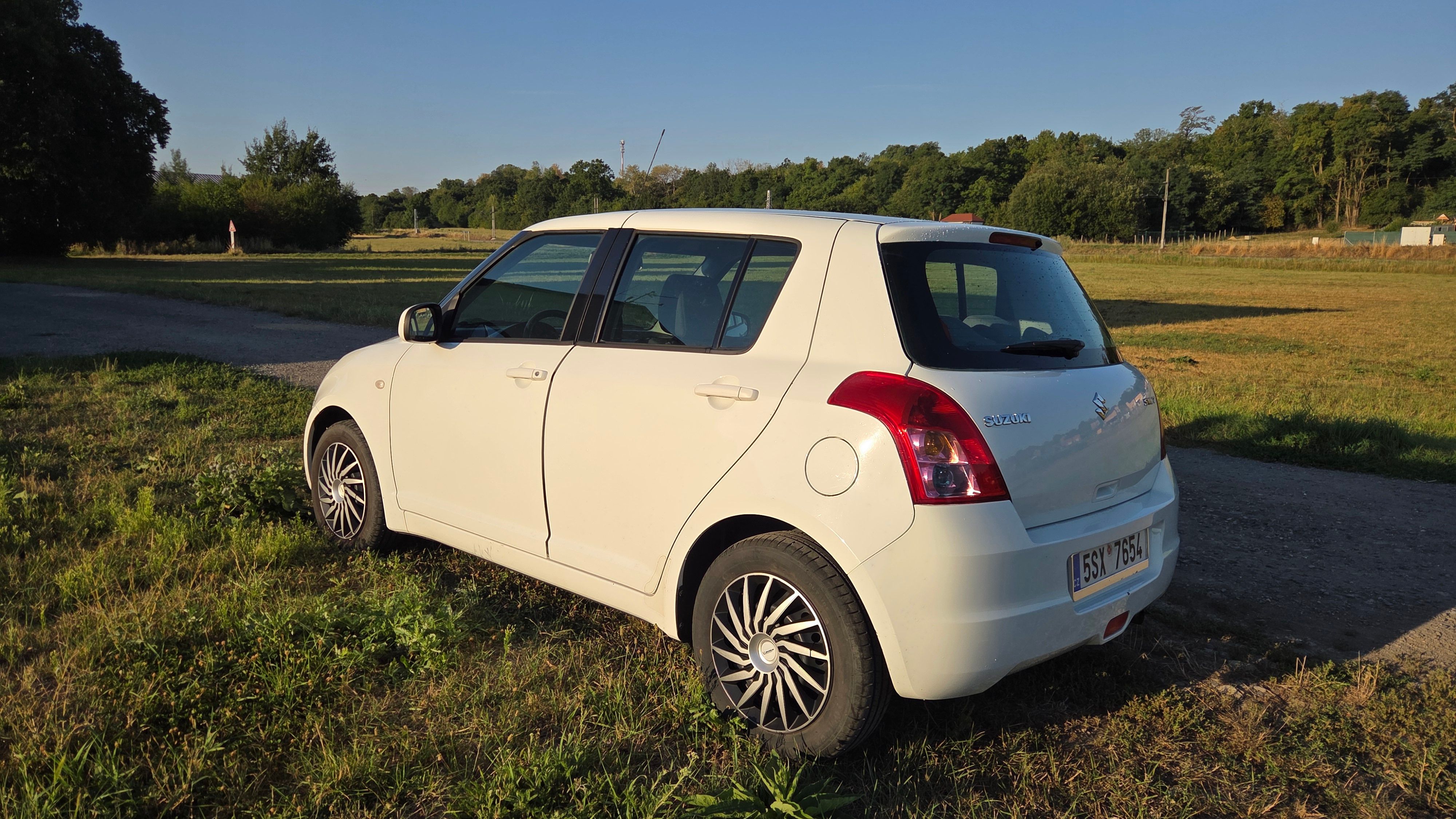 Suzuki Swift, Suzuki Swift 1.3i 68kW KLIMA - fotka 2