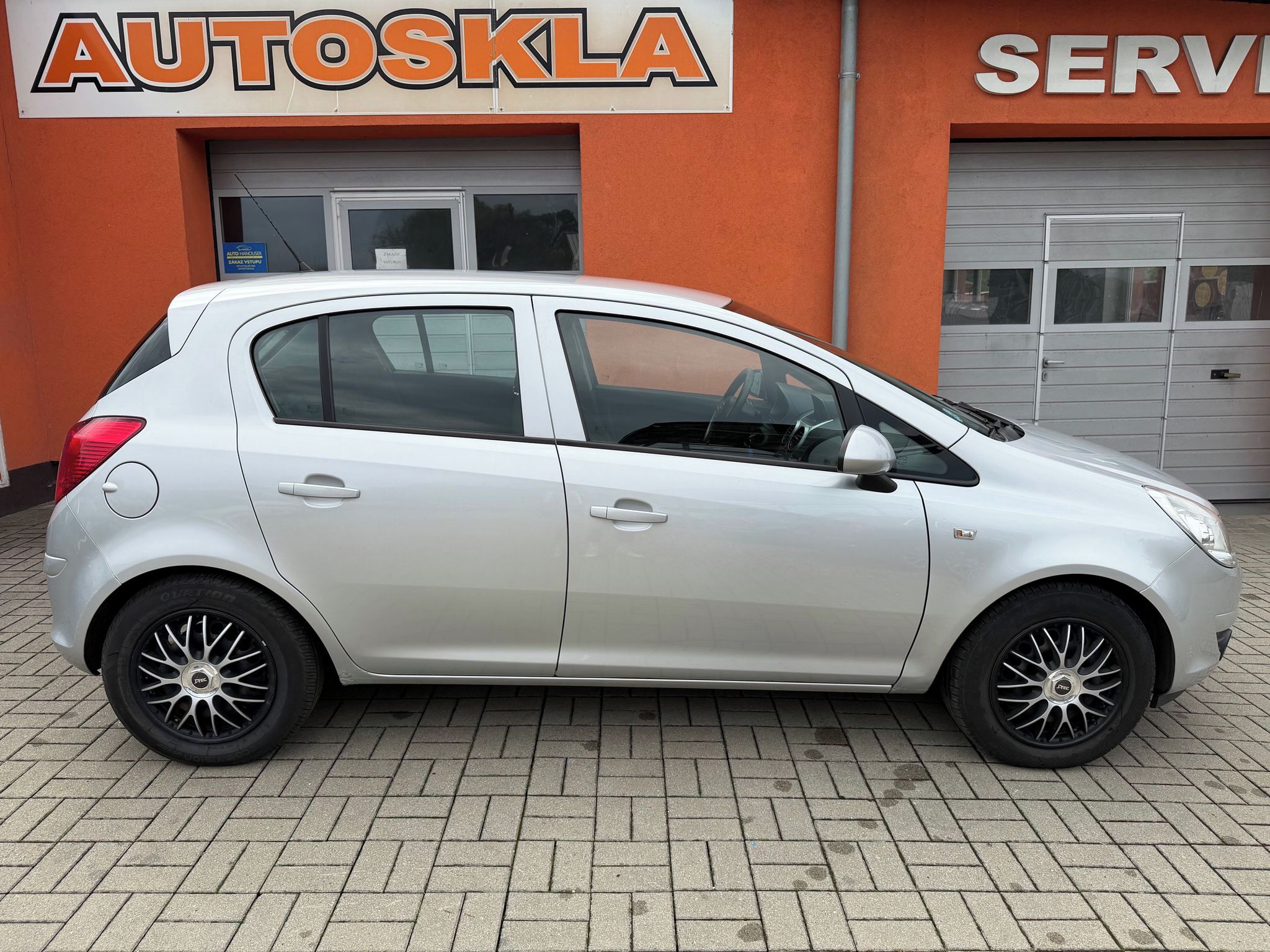 Opel Corsa, 1.2i 59KW 2x kola,nová TK - fotka 4