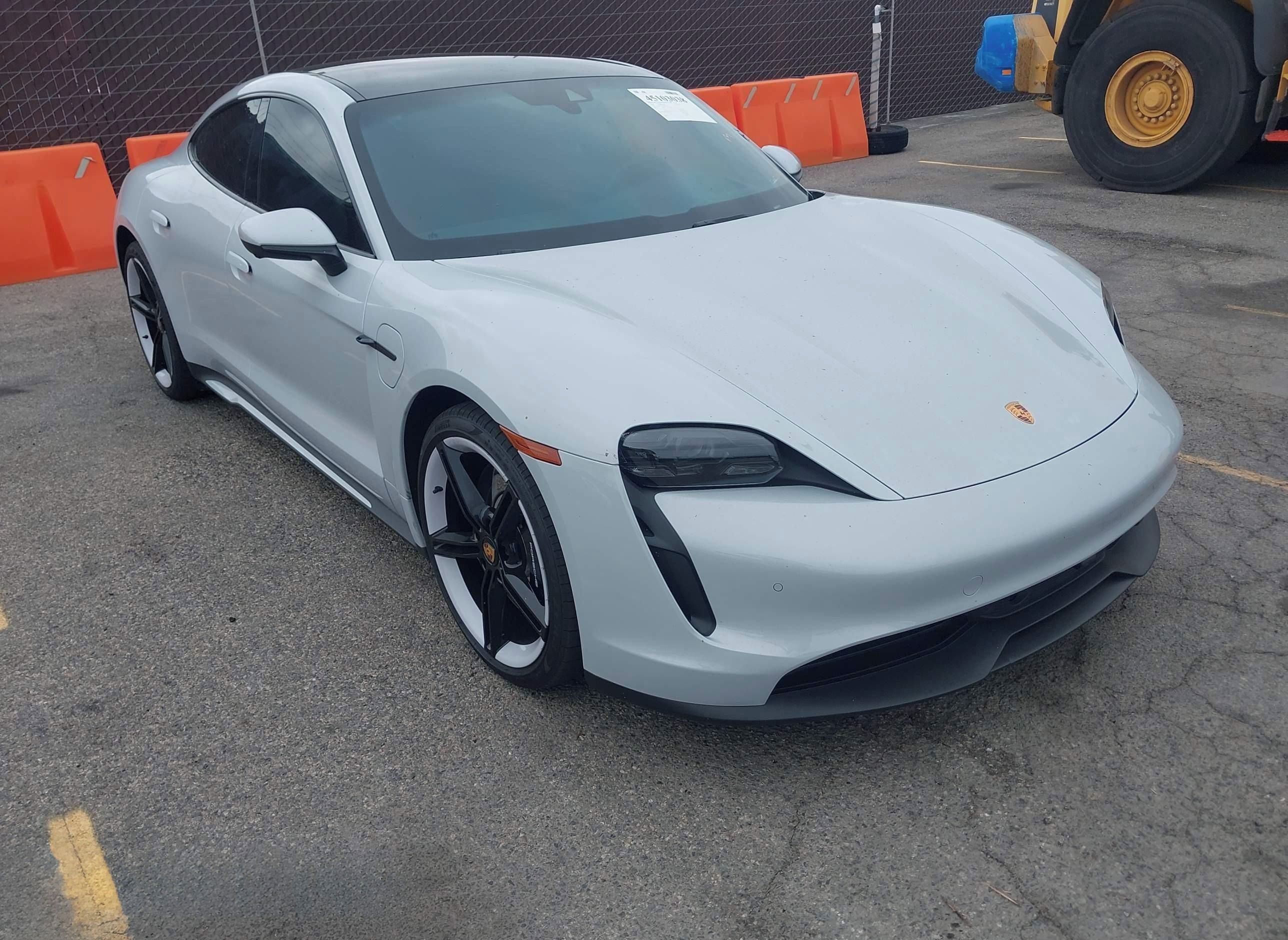 Porsche Taycan, Auto na cestě - fotka 2