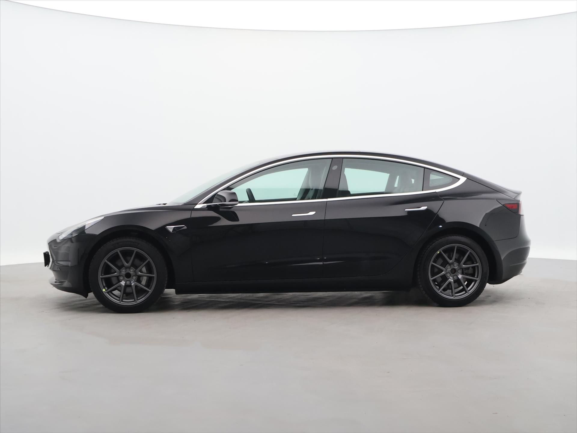 Tesla Model 3, Standard Range Plus 225kW - fotka 4