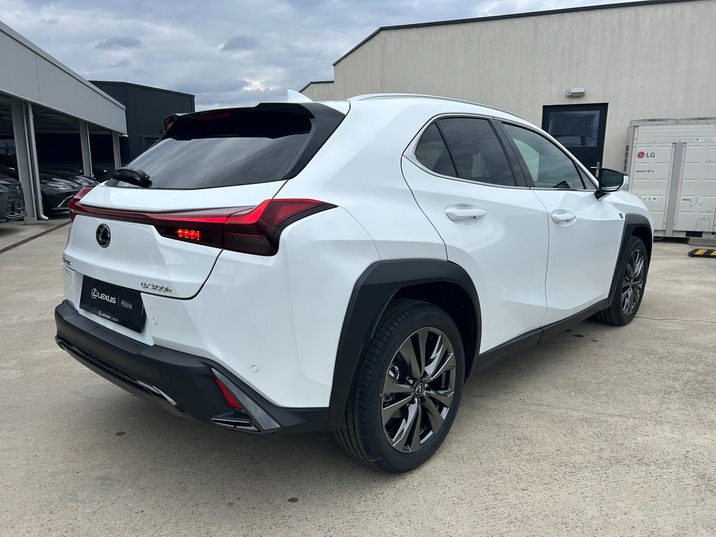 Lexus UX 300h, 300h 2.0L HEV F SPORT DESIGN - fotka 4
