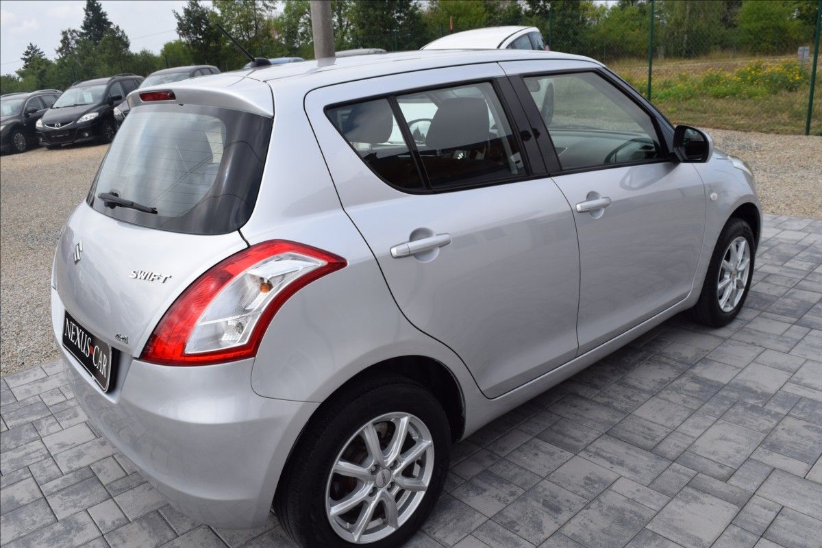 Suzuki Swift, 1,2 i 69KW 4X4 ALU KLIMA - fotka 5