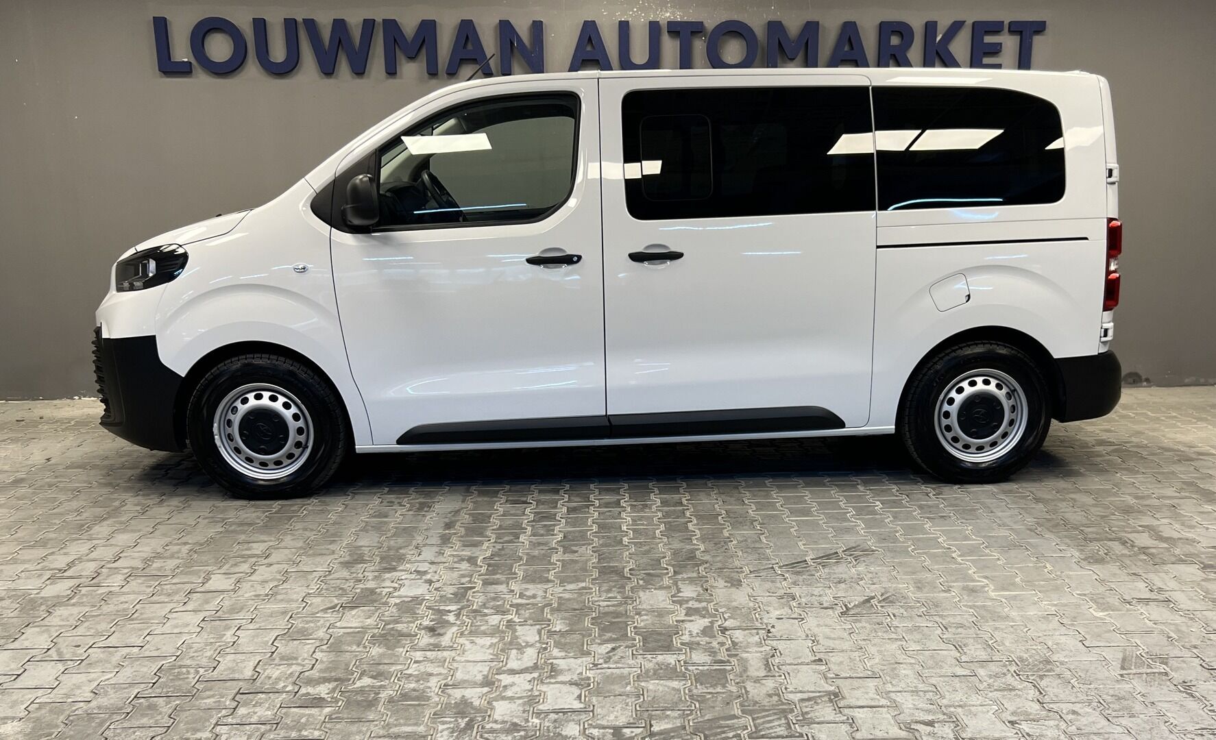 Toyota Proace Verso, 2,0 KOMBI L1 8 MÍST 6MT - fotka 3