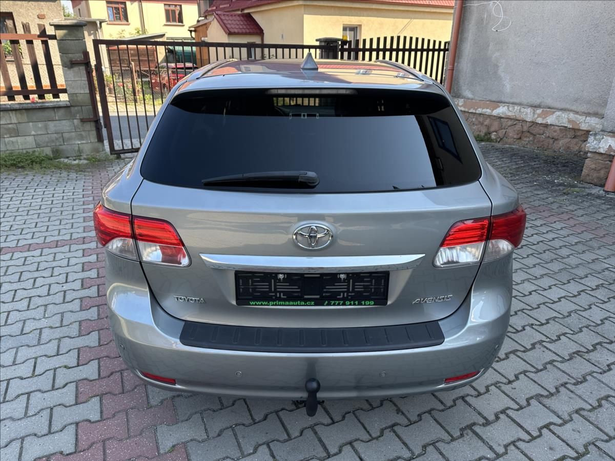 Toyota Avensis, 1,8 TAŽNÉ - fotka 4