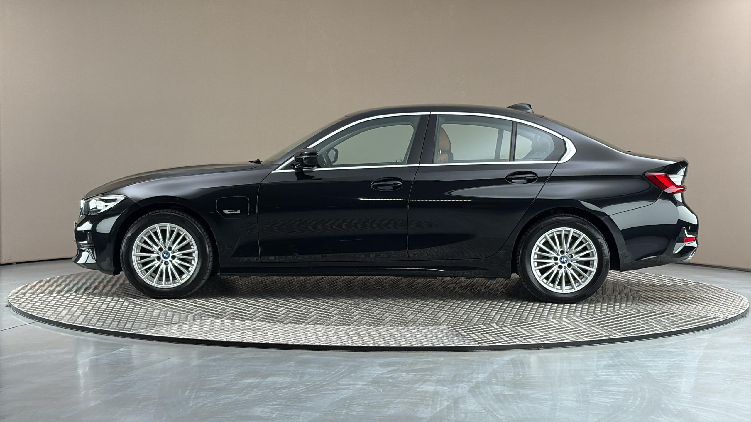 BMW Řada 3, 320e AUT Luxury Line - fotka 4
