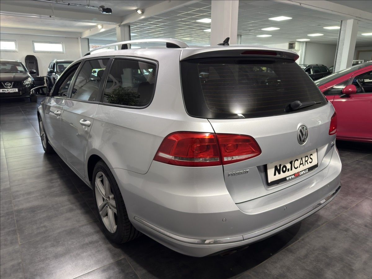 Volkswagen Passat, 2,0   TDI DSG R-LINE 130kW NAV - fotka 4