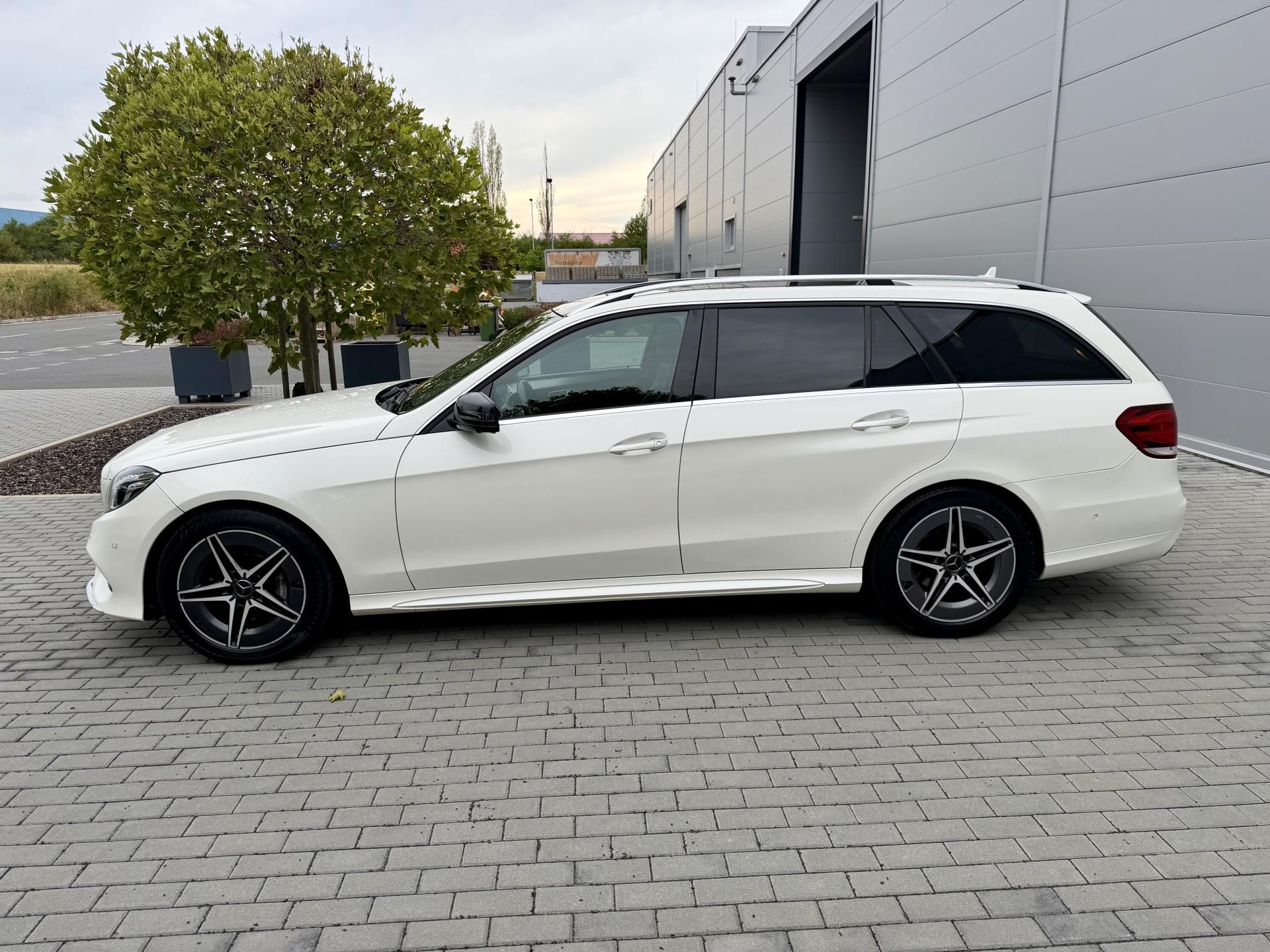 Mercedes-Benz Třídy E, E 350 BLUETEC 4MATIC AMG - fotka 4
