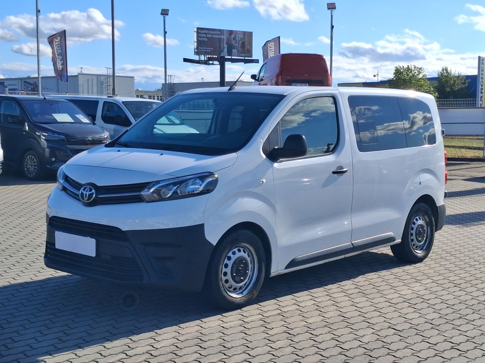 Toyota Proace, 1.5 D-4D, Kombi, 8 míst - fotka 3