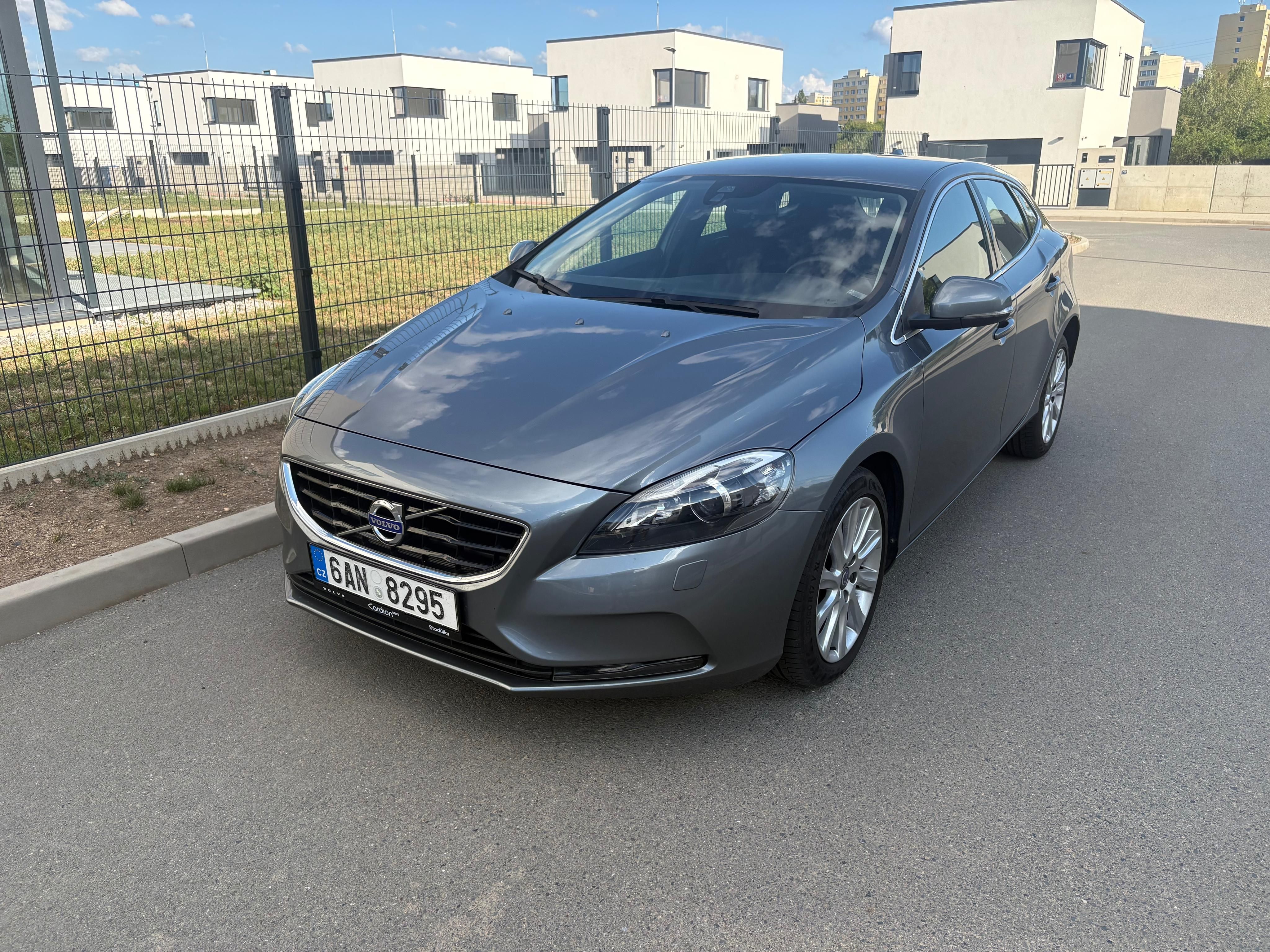 Volvo V40, D2 88kw - xenon, servisováno