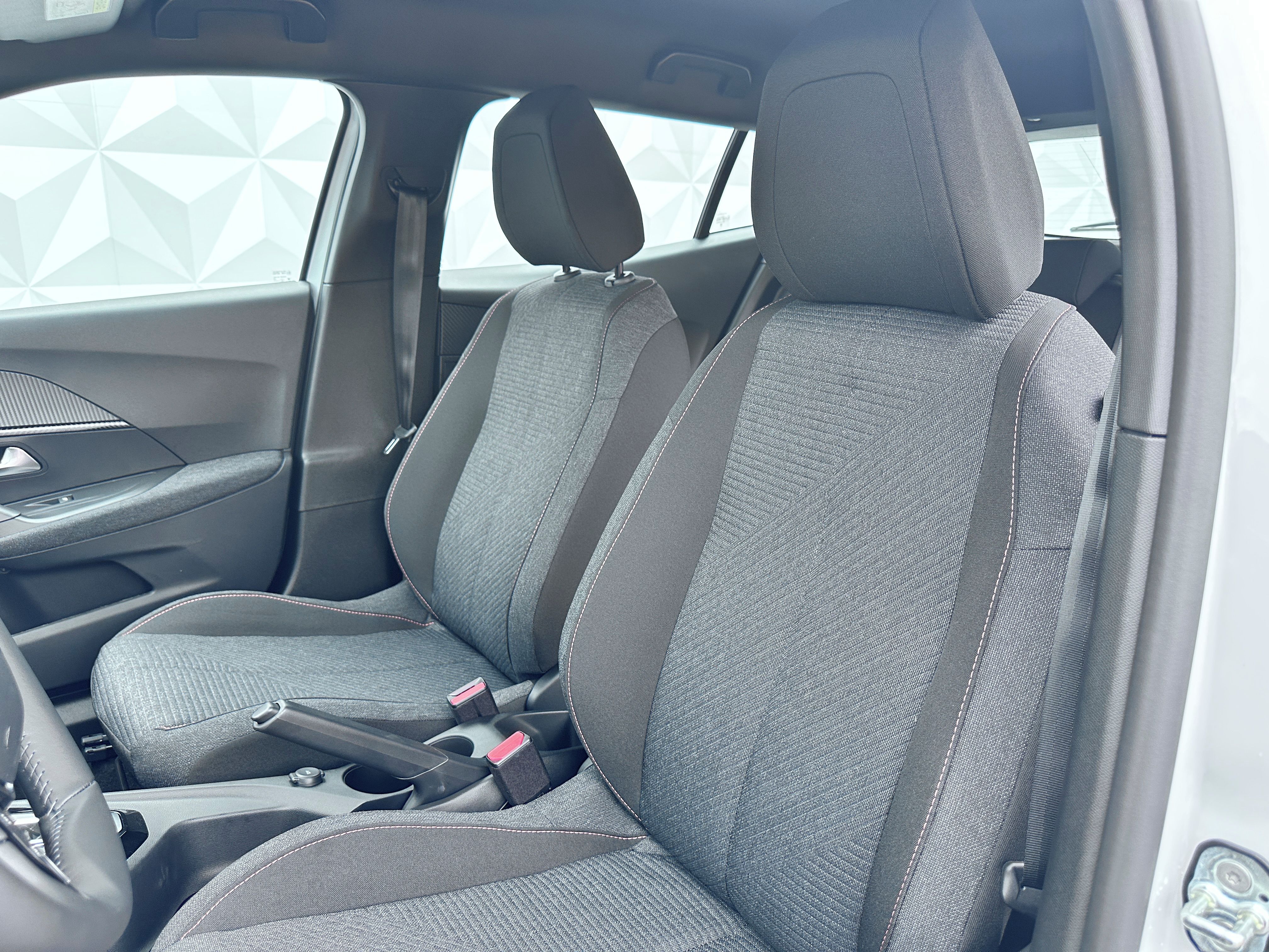 Peugeot 2008, STYLE Hybrid 145 e-DCS6 - fotka 6
