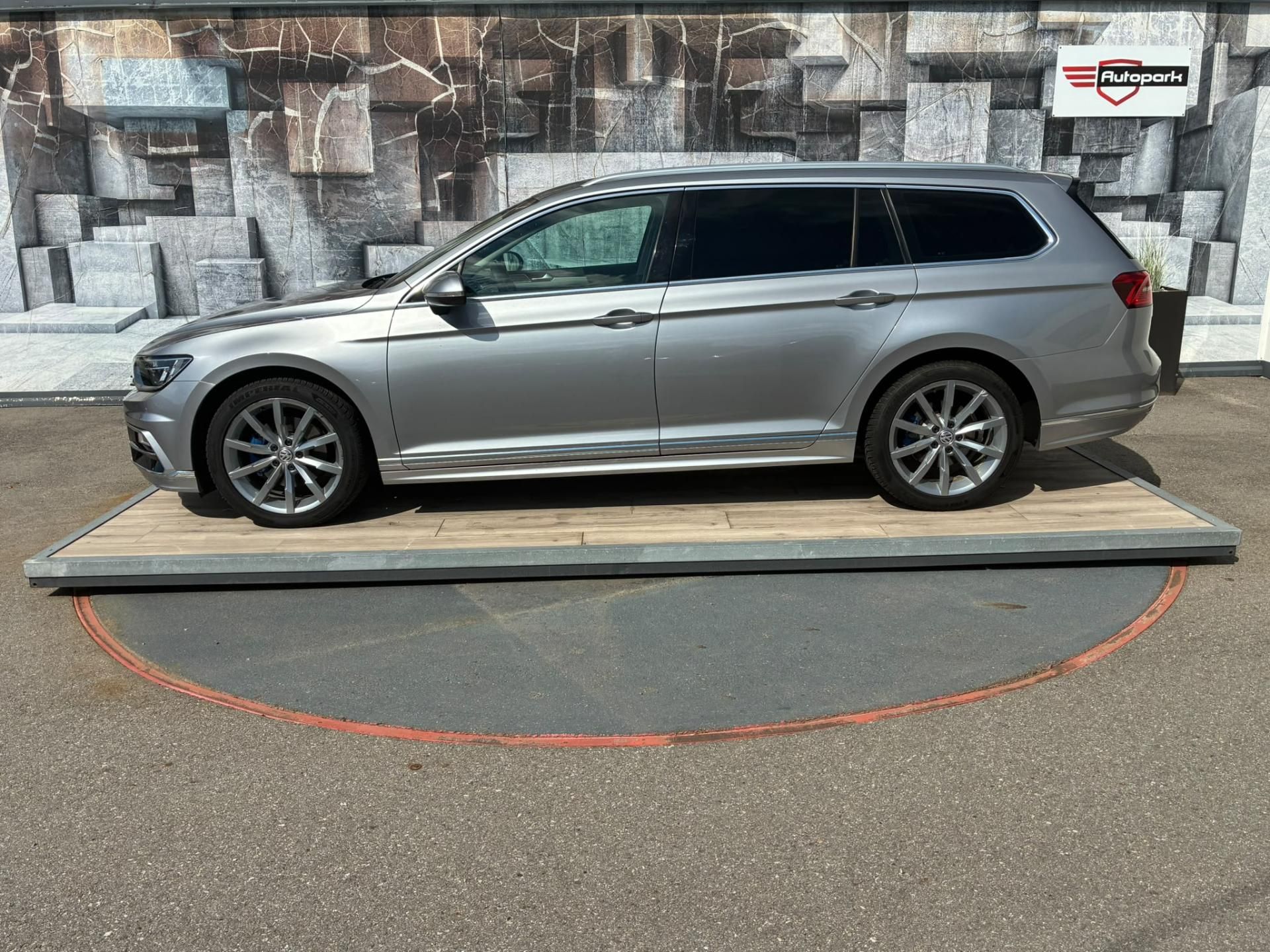 Volkswagen Passat, 2.0TDi, 110KW, R-LINE, ACC,DPH - fotka 4