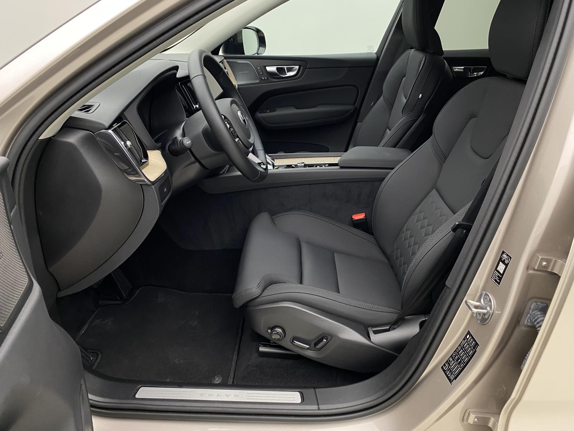 Volvo XC60, B5 AWD PLUS DARK VZDUCH - fotka 3