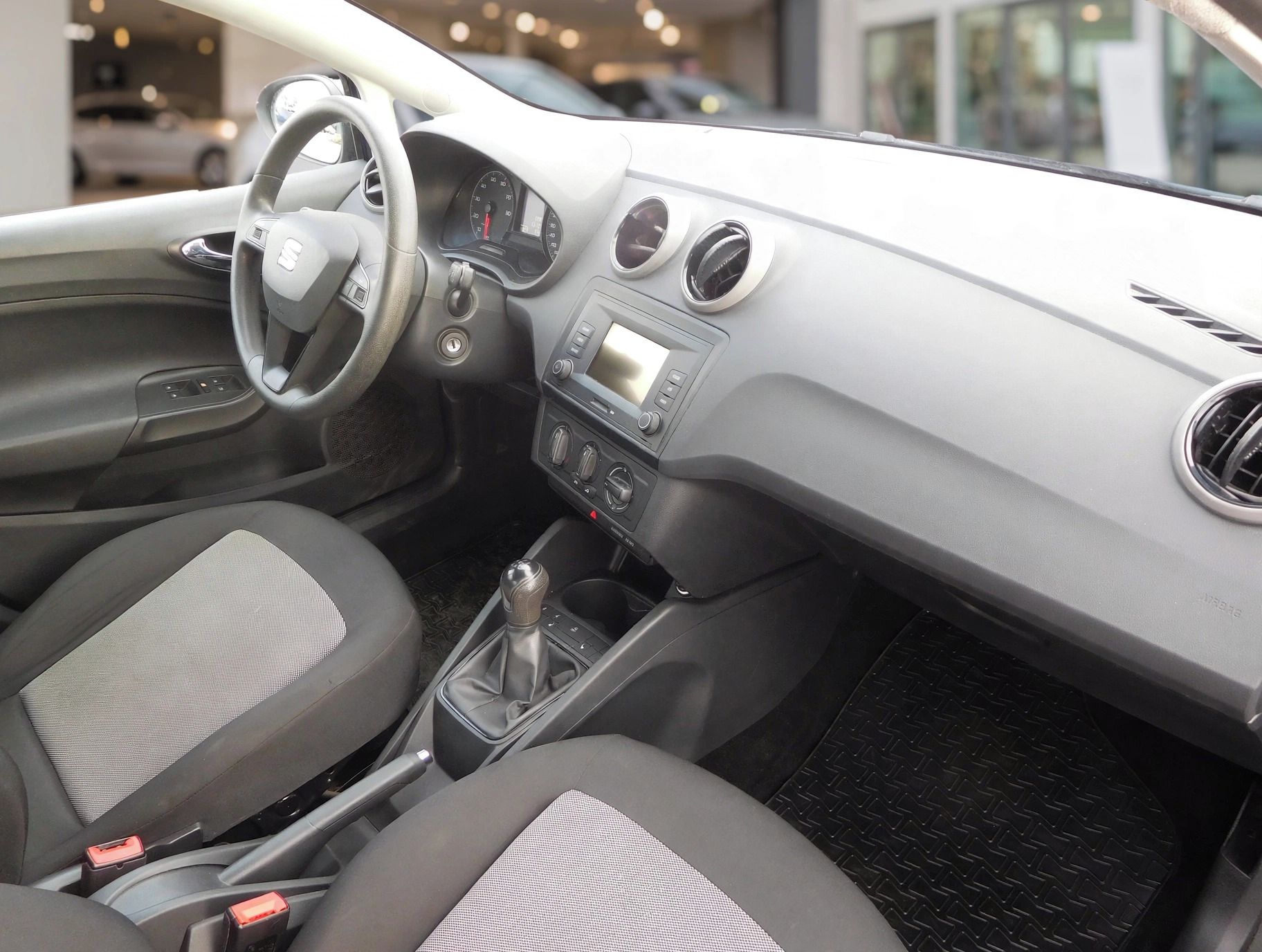 Seat Ibiza, 1.0 MPi Confort, 55 kW, Klima - fotka 5