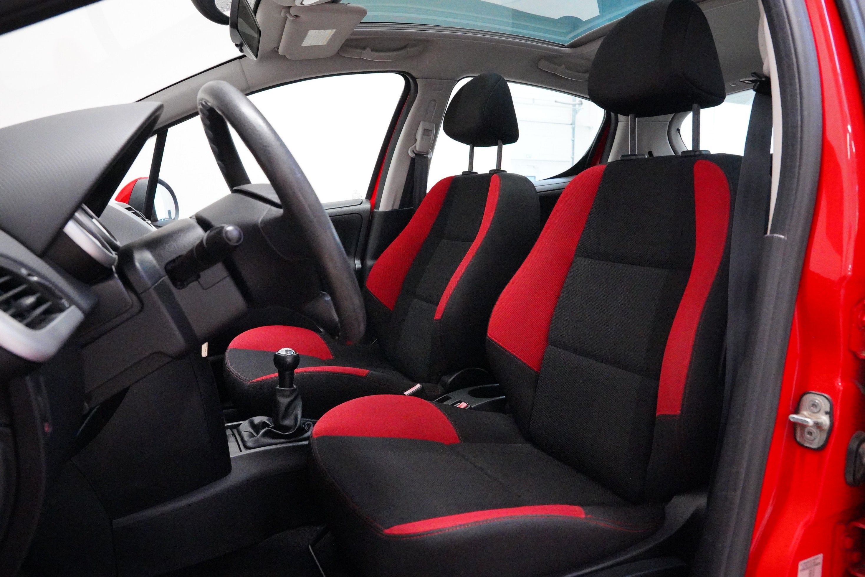 Peugeot 207, 1.4 16V 70 kW VTi Trendy - fotka 6