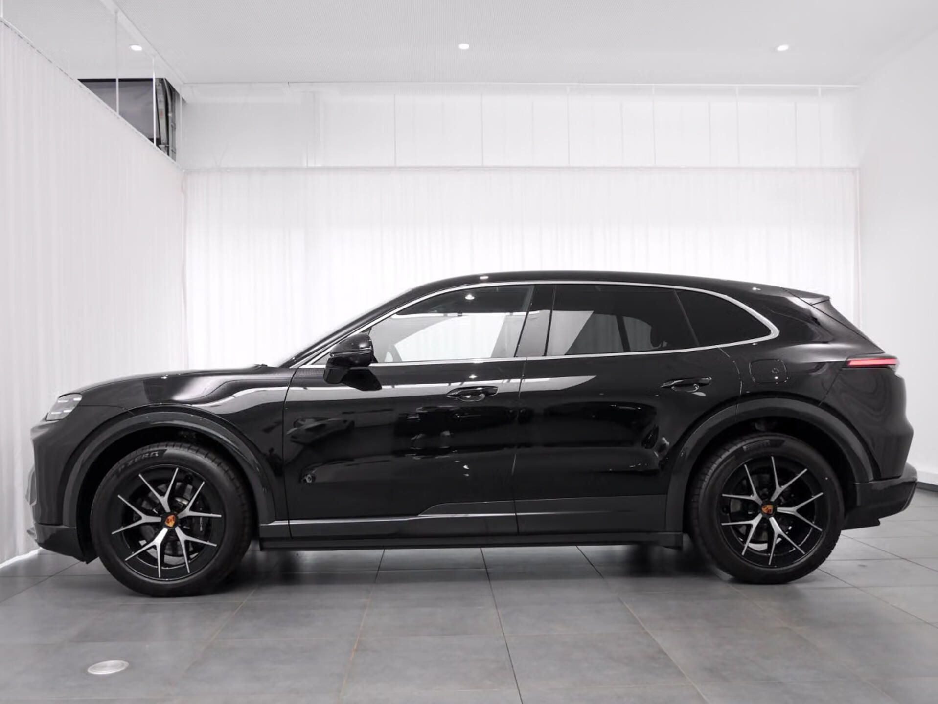 Porsche Cayenne, Electric 360 HuD Display spol. - fotka 4