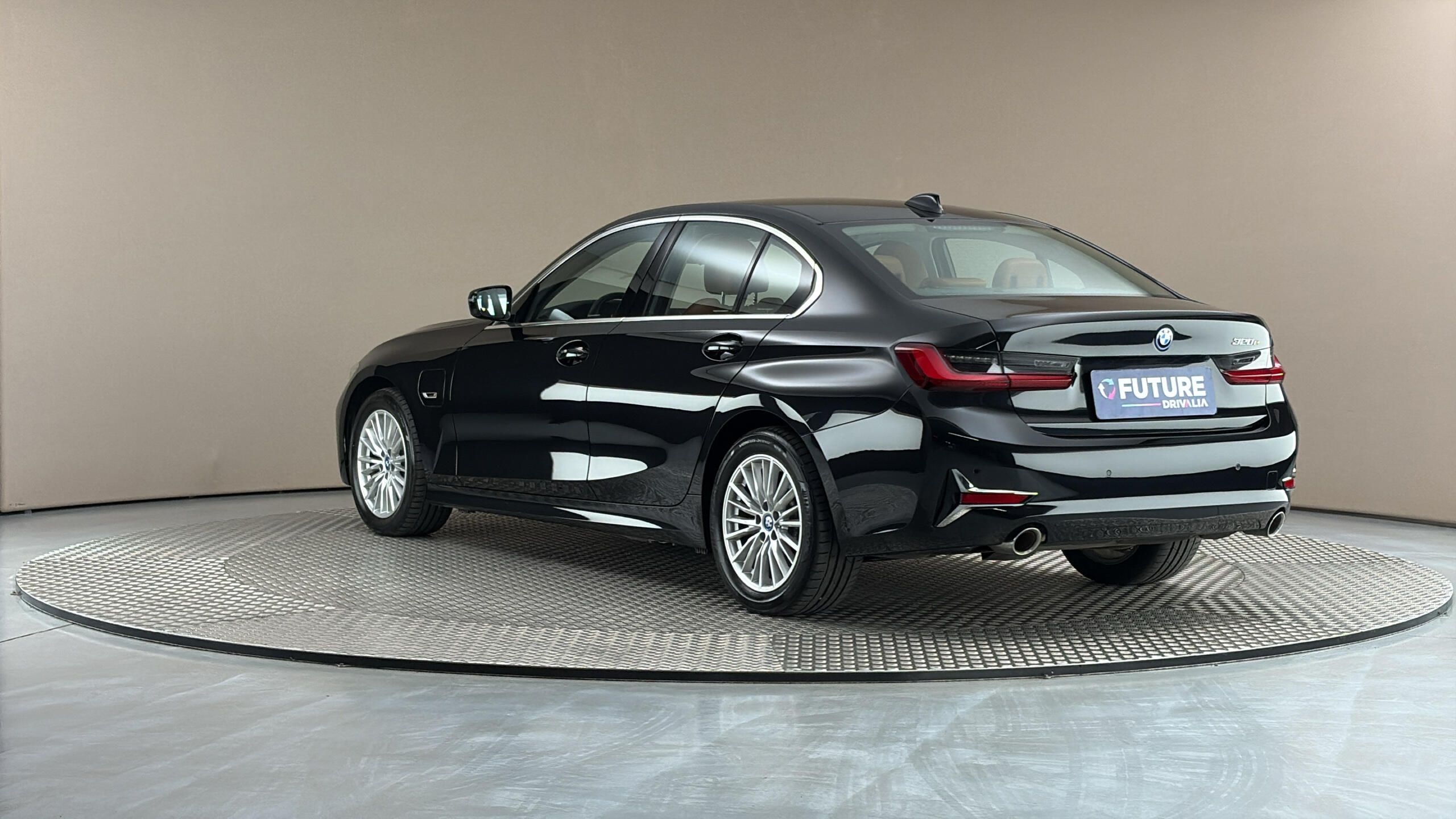 BMW Řada 3, 320e AUT Luxury Line - fotka 2