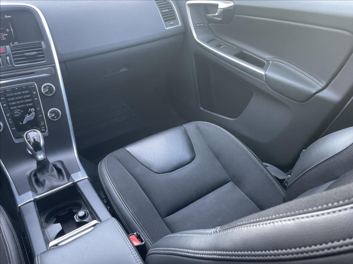 Volvo XC60, D4 AWD MOMENTUM Aut. - fotka 6