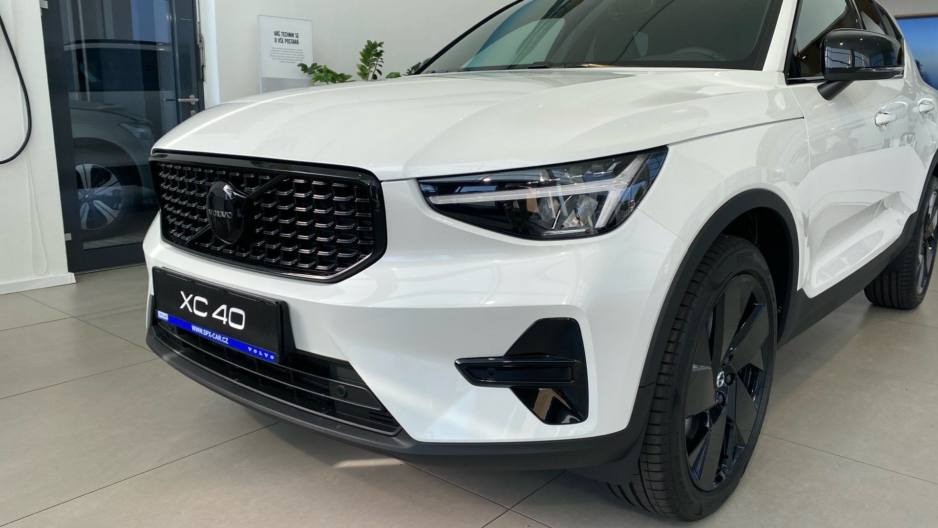 Volvo XC40, PLUS BLACK EDITION, B4 FWD, 14 - fotka 3