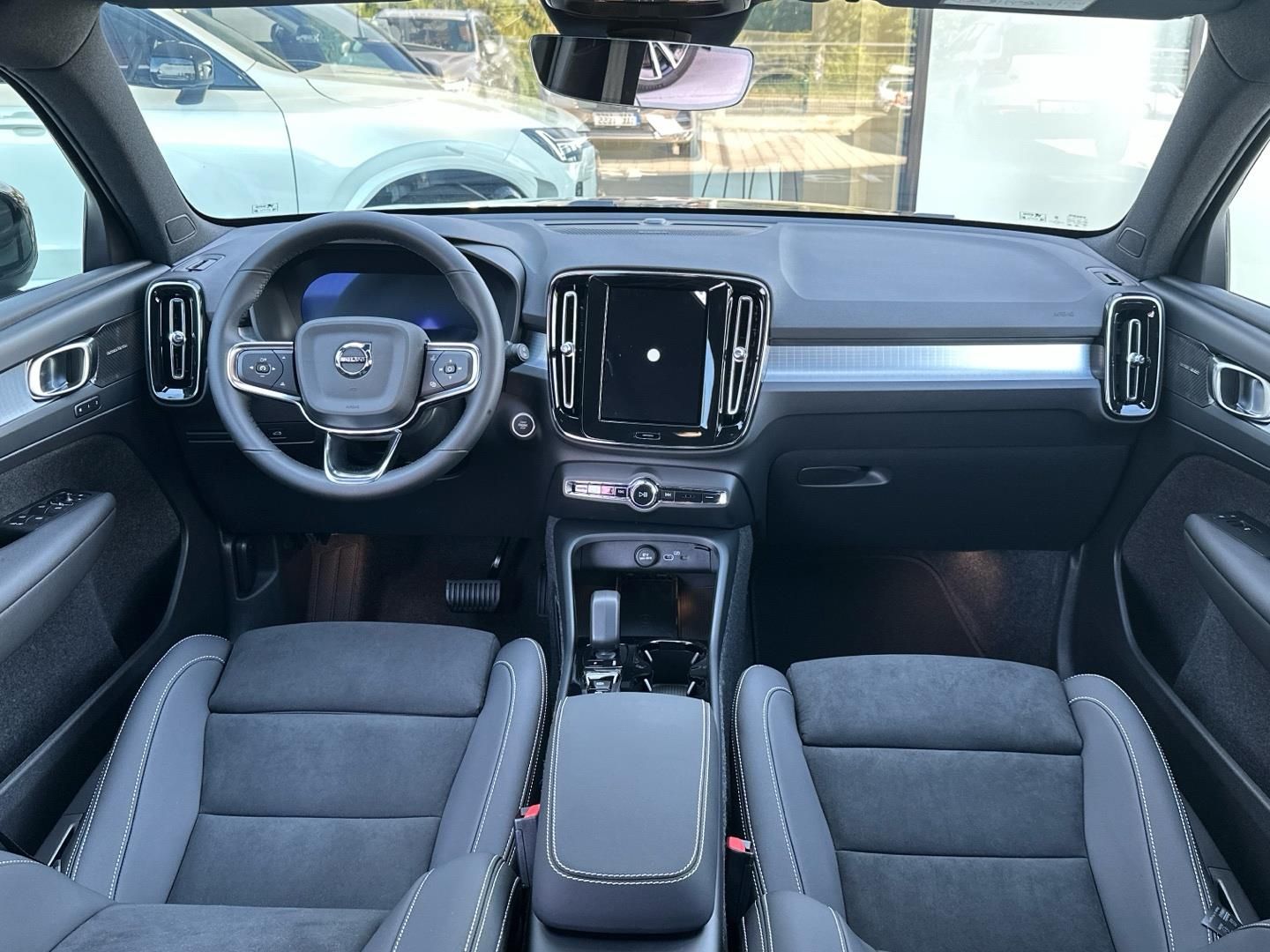 Volvo XC40, 2.0B3 120kW PLUS DARK - fotka 4