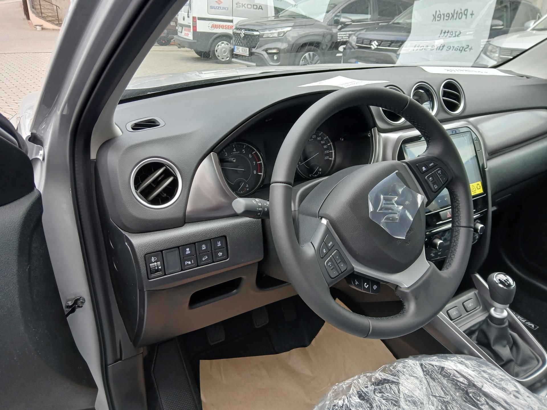 Suzuki Vitara, 1,4 Premium 4x4 hybrid - fotka 6