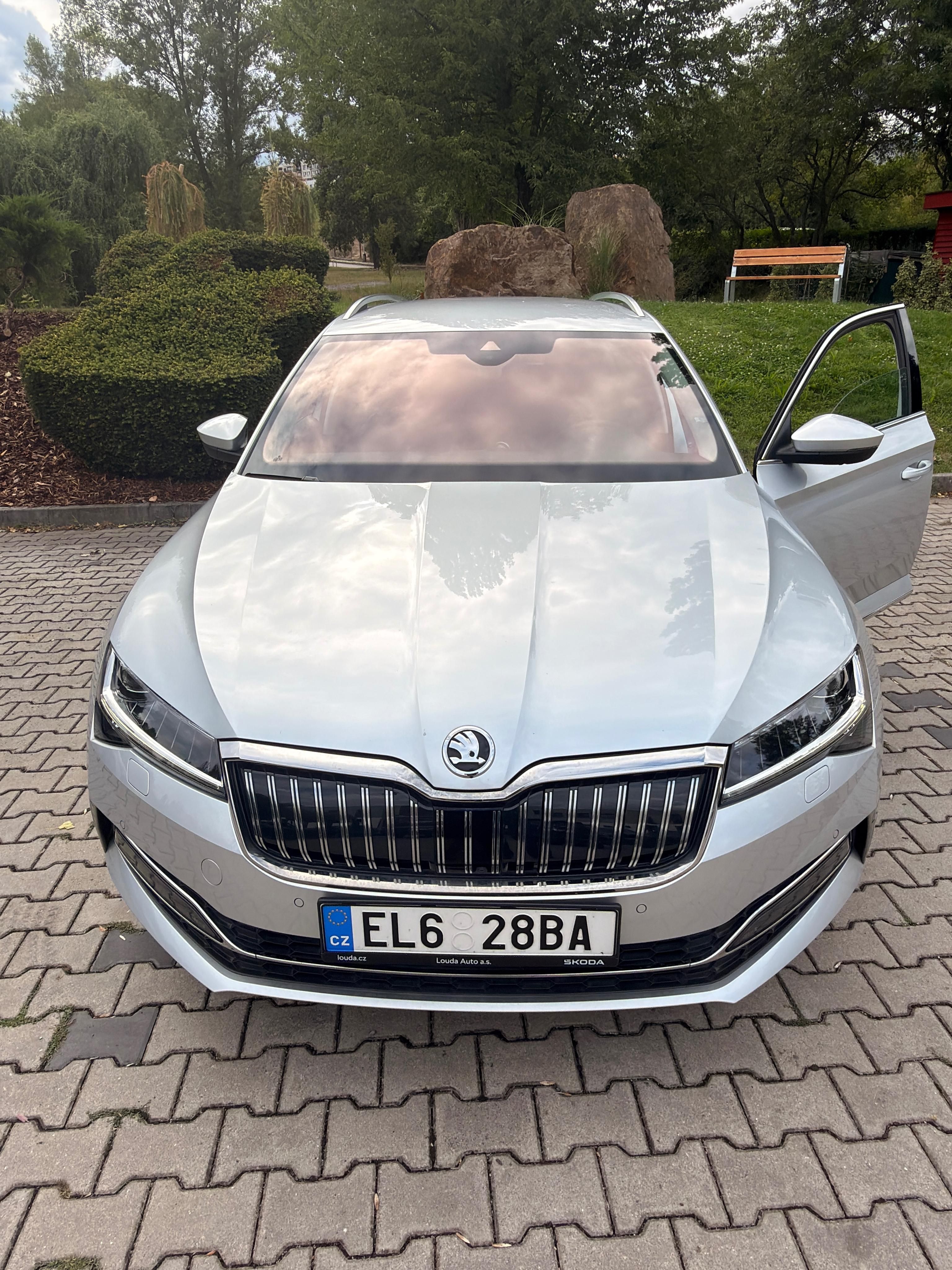 Škoda Superb, ŠKODA SUPERB COMBI iV LAURIN & - fotka 4