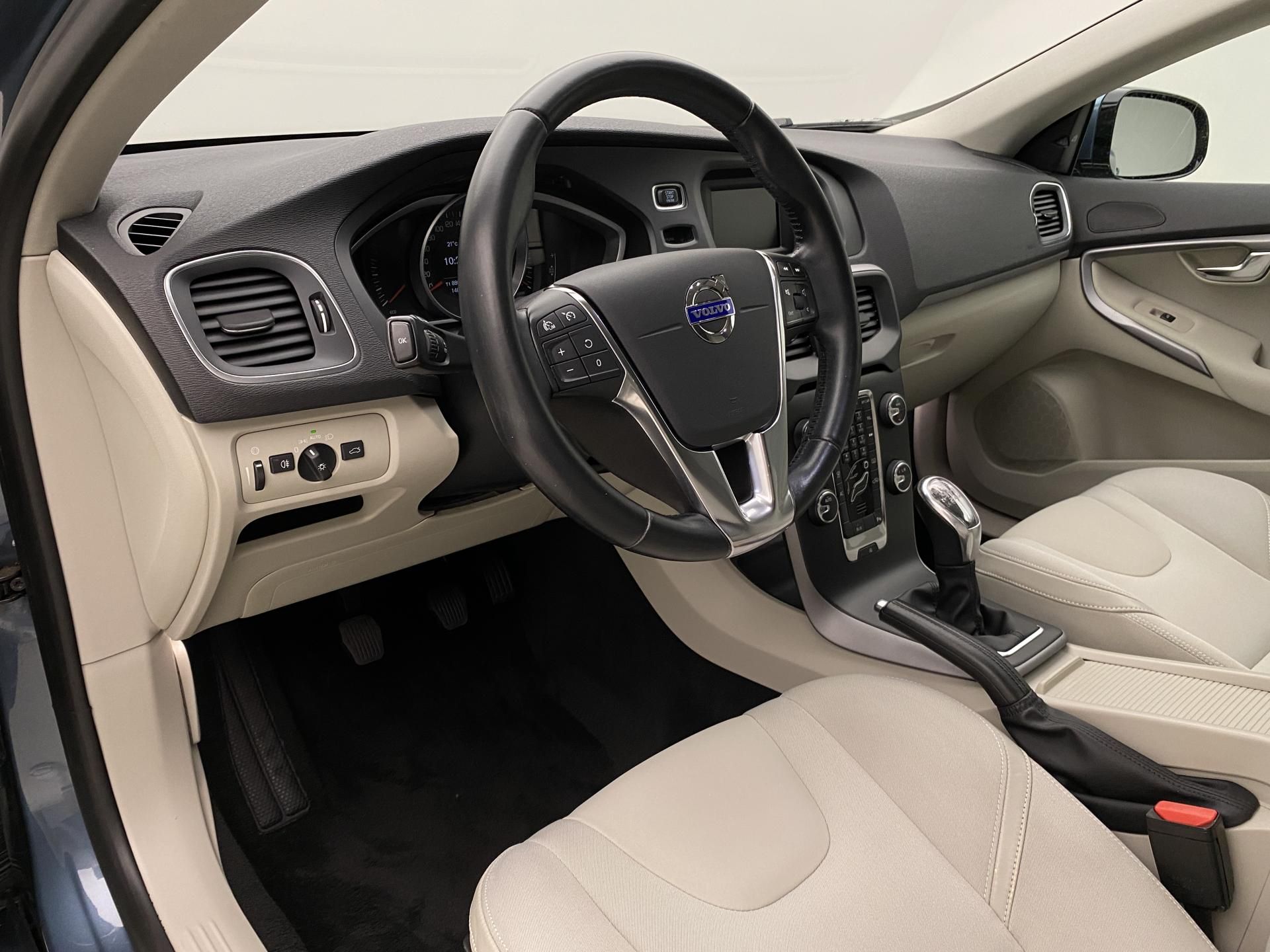 Volvo V40, D2 Momentum - fotka 4