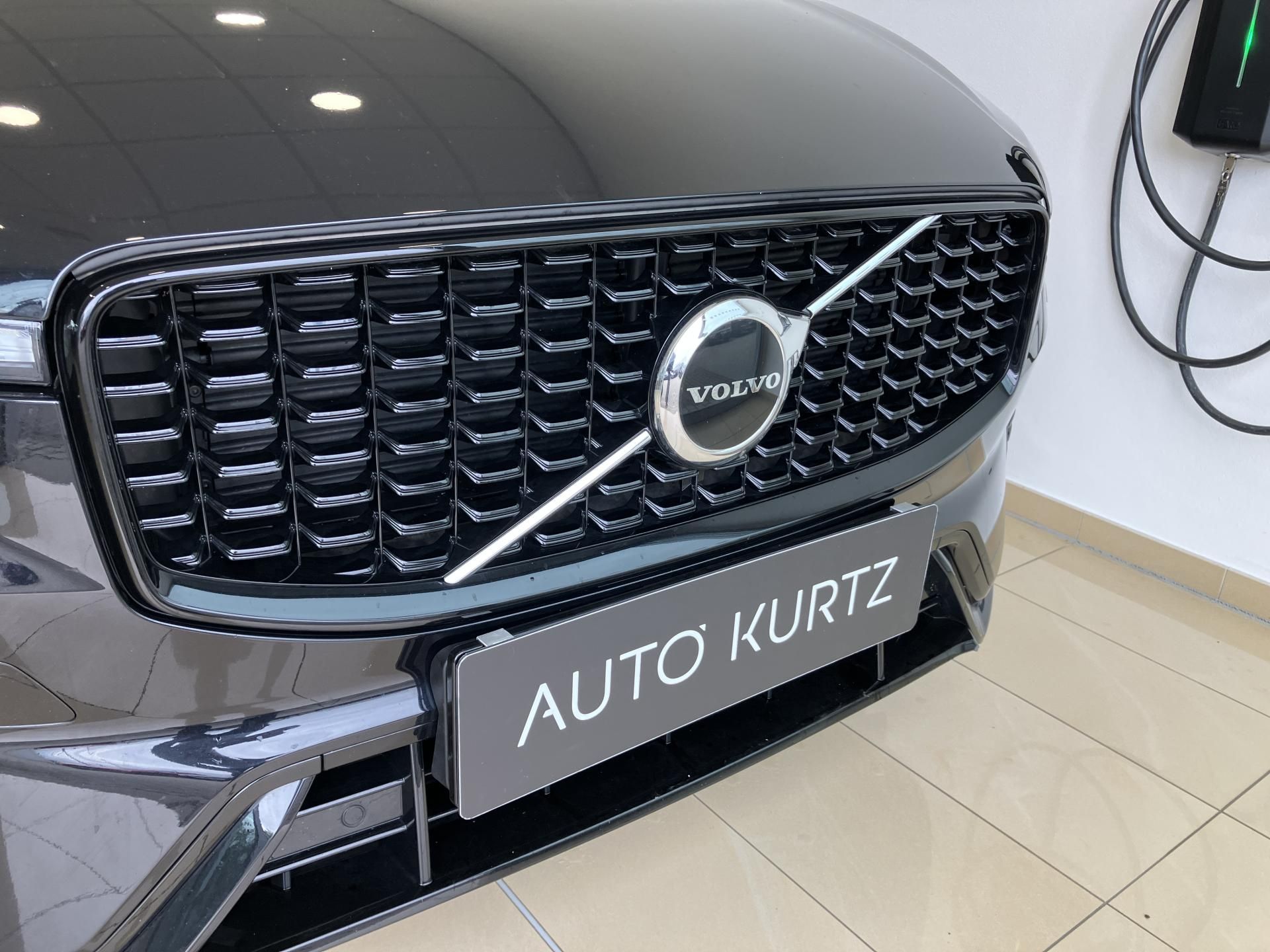 Volvo XC60, B4 FWD Ultimate Dark AT8 - fotka 3
