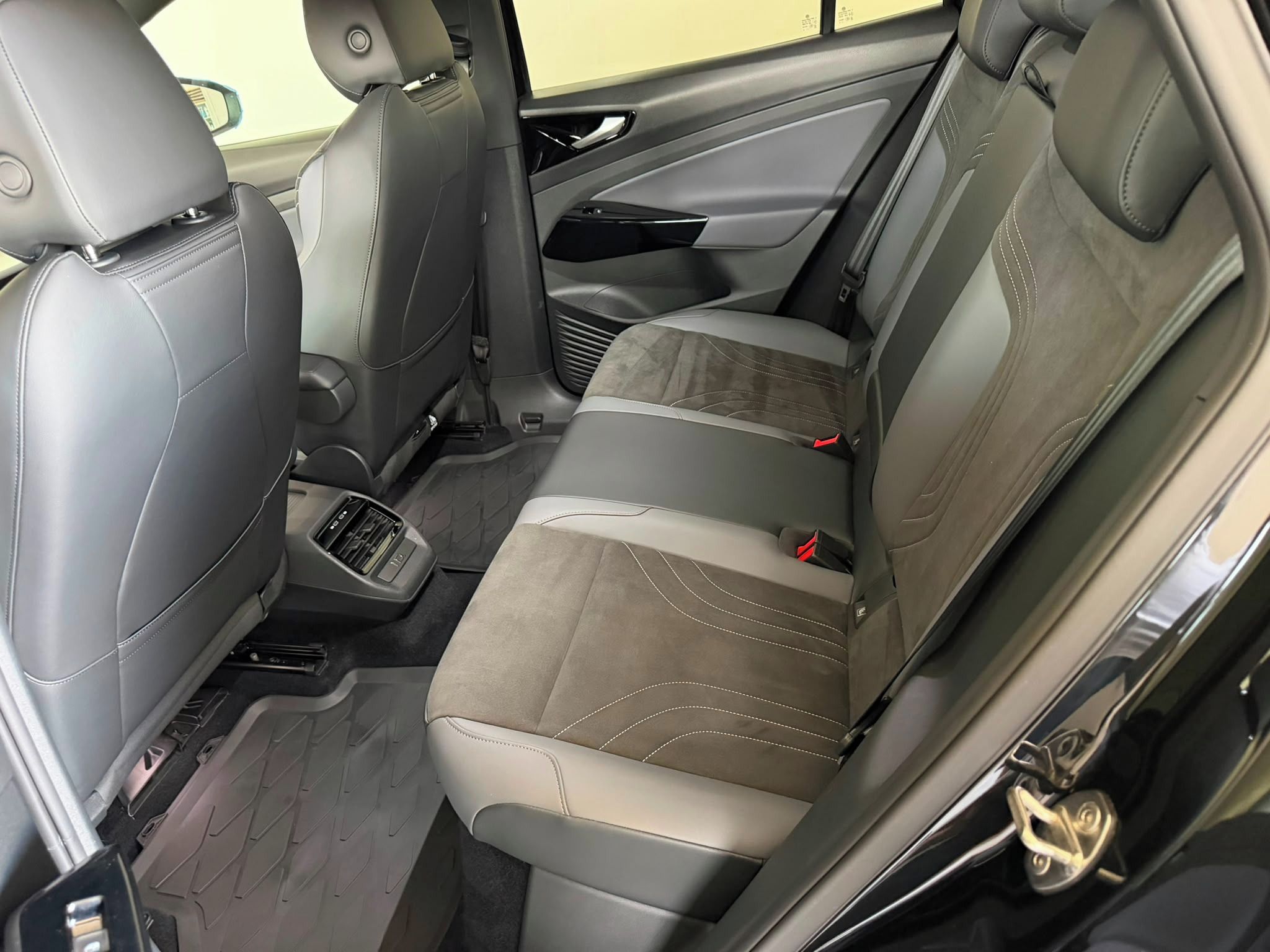 Volkswagen ID.4, 82KWH, 150 kw, SoH 94.4% - fotka 6