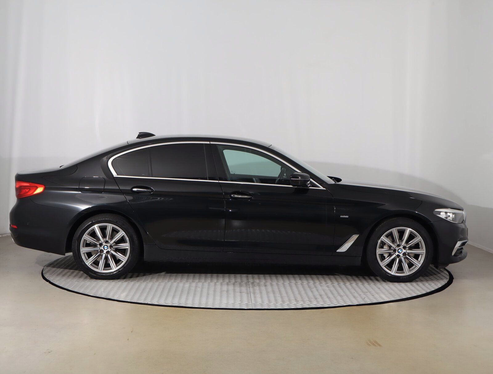 BMW Řada 5, 530d xDrive, 4X4, Automat - fotka 6
