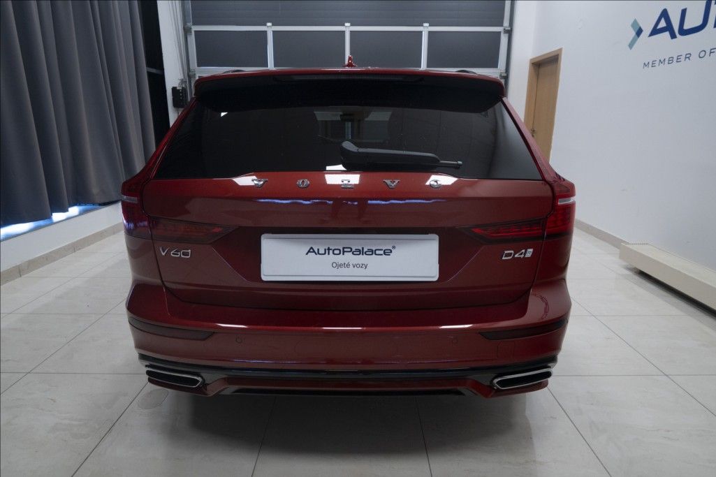 Volvo V60, 2,0 D4 R-DESIGN NAVI KAMERA ČR - fotka 5