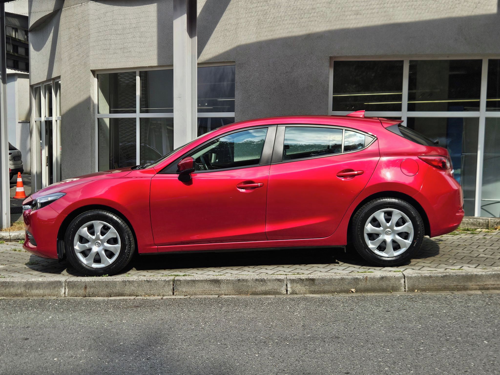 Mazda 3, 1.5i SKYACTIV-G 74kW, ČR,1.maj - fotka 2