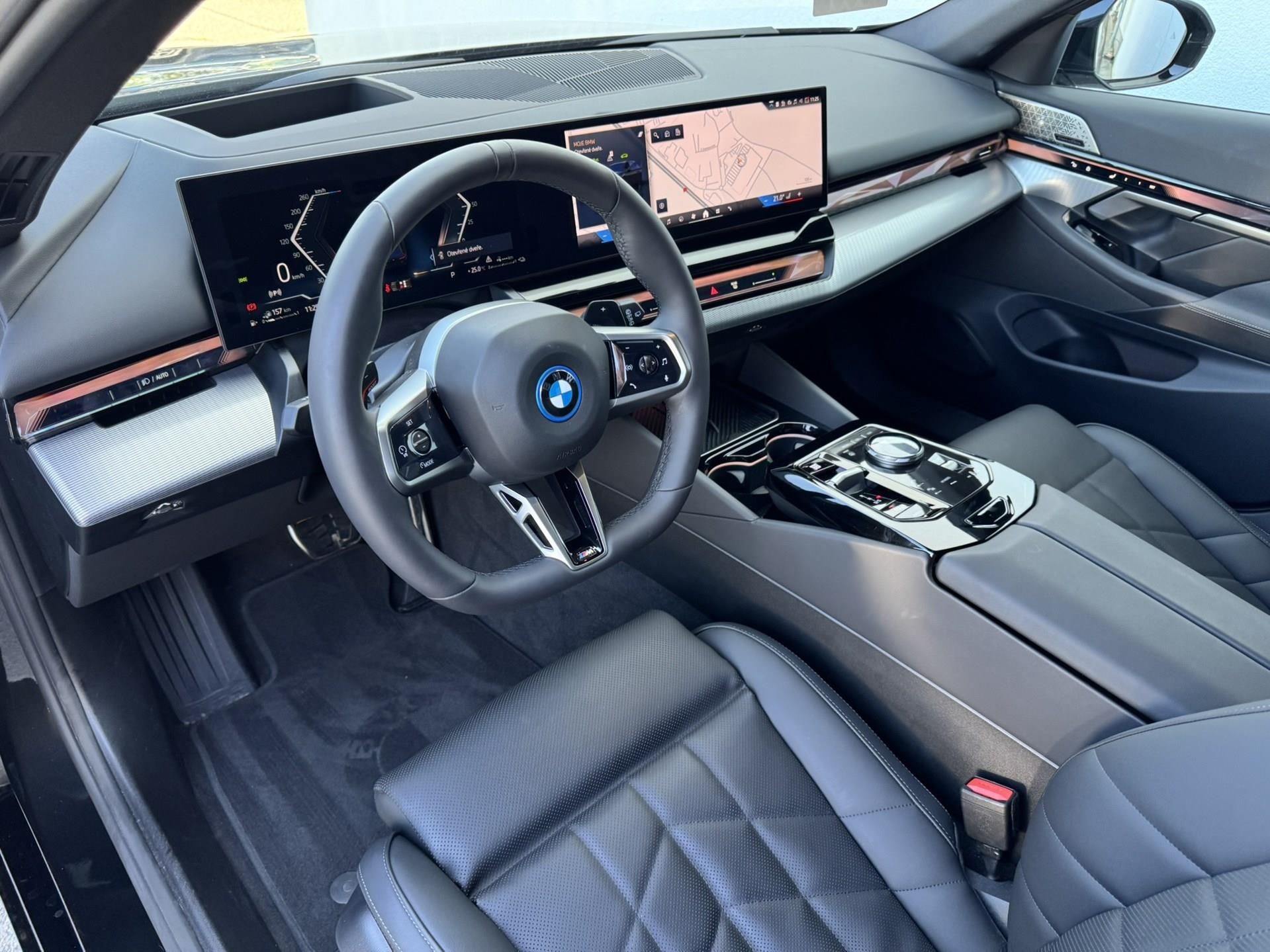 BMW Řada 5, 550e xDrive Touring M PRO - fotka 5